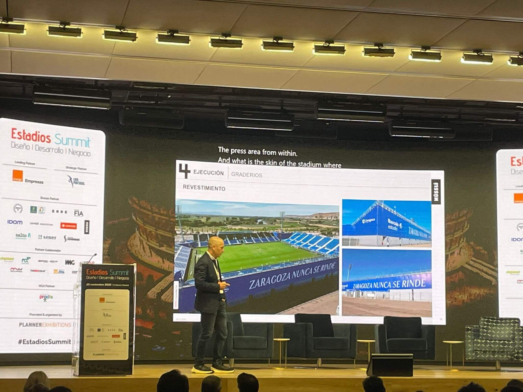 Lluis Herrero, durante la explicación del Ibercaja Estadio.
