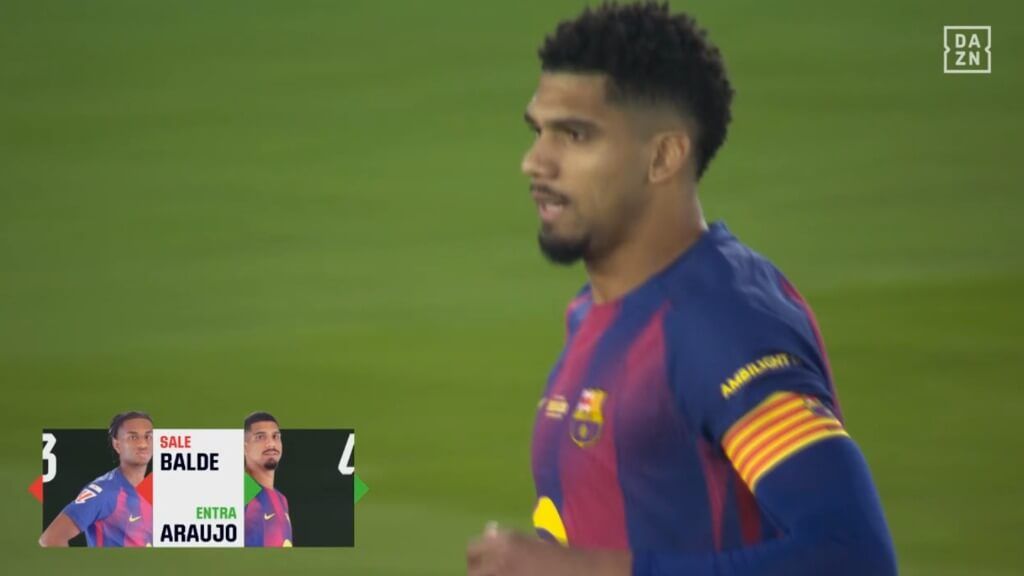  Ronald Araújo saltó al campo en el descanso por Alejandro Balde (captura DAZN).