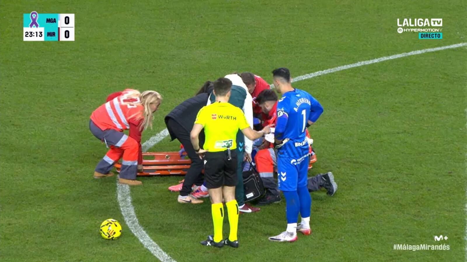 Izan Merino, atendido en La Rosaleda tras chocar con un jugador del Mirandés.