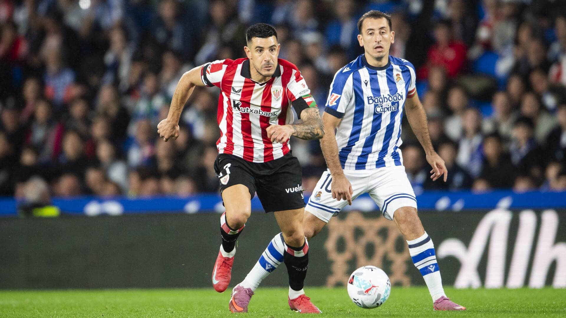  Yuri Berchiche y Mikel Oyarzabal en el derbi vasco perdido ante la Real Sociedad en Anoeta.