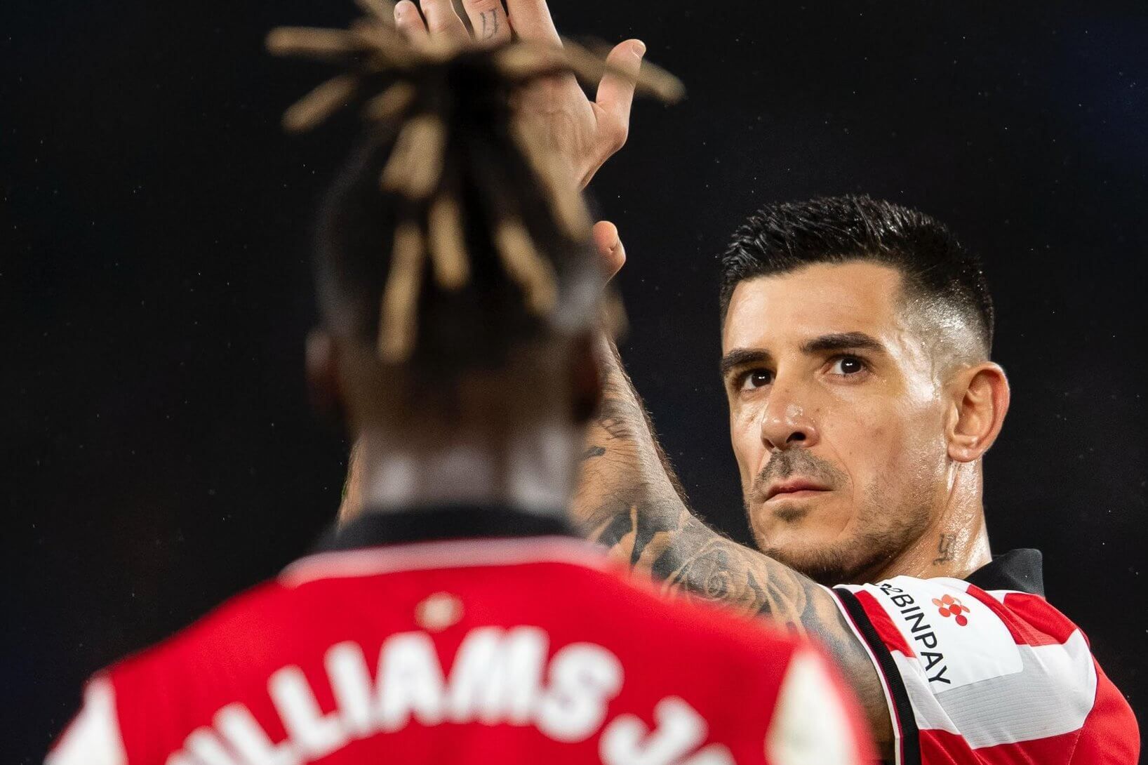  Aplauso de Yuri Berchiche tras Nico Williams, en el derbi contra la Real Sociedad en Anoeta.