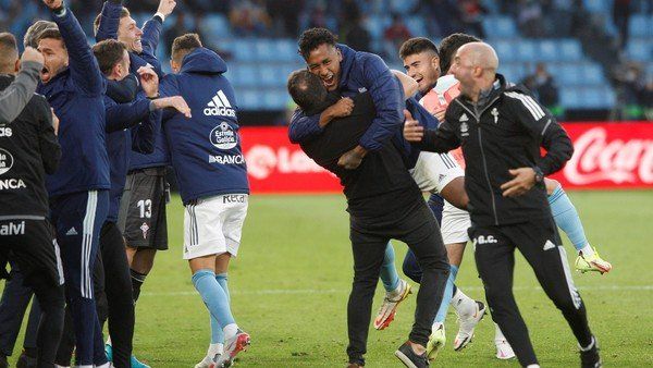  Coudet abrazándose a sus jugadores.