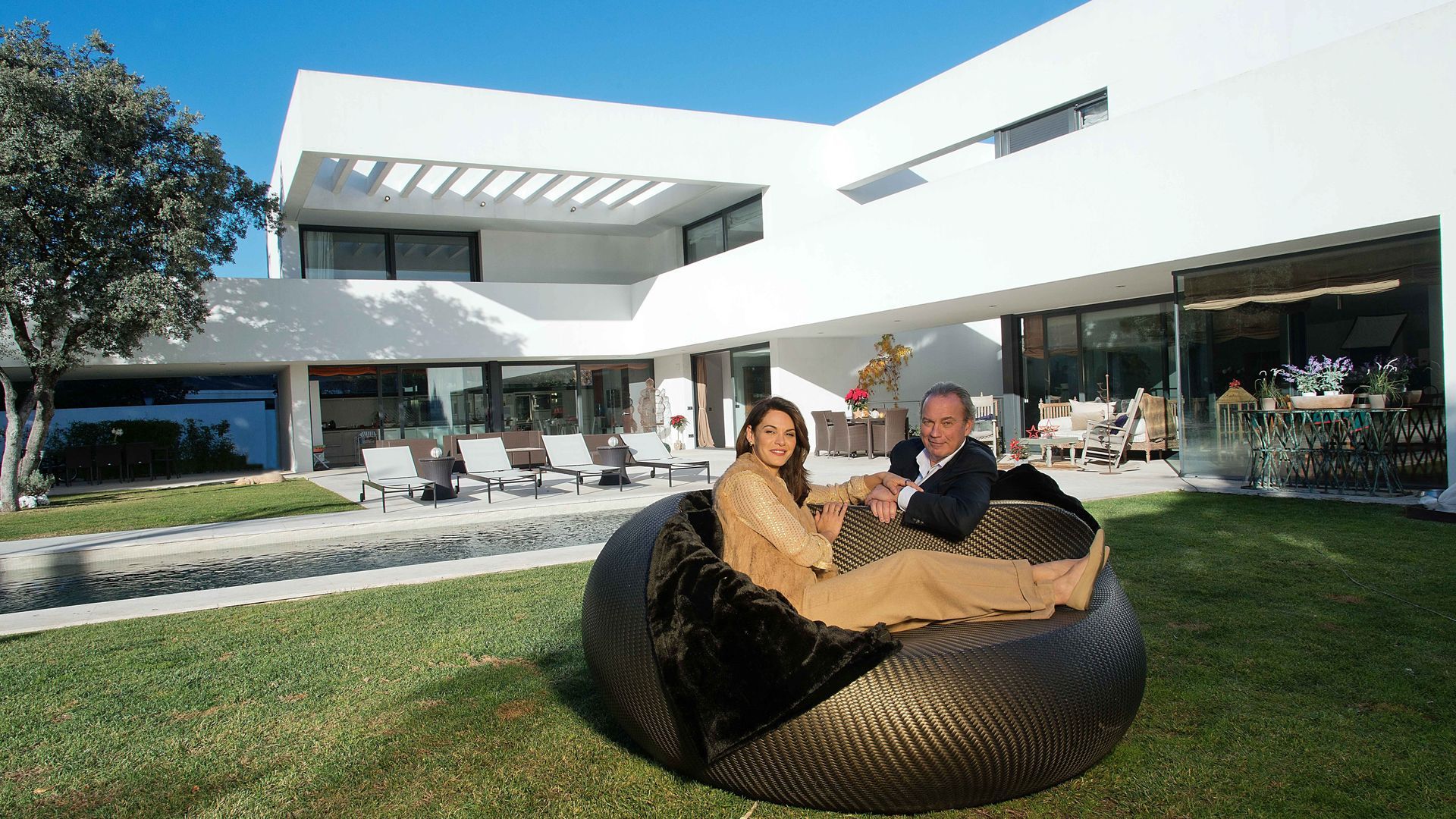 Bertín y Fabiola, posando en el exterior de su casa de alquiler en Madrid