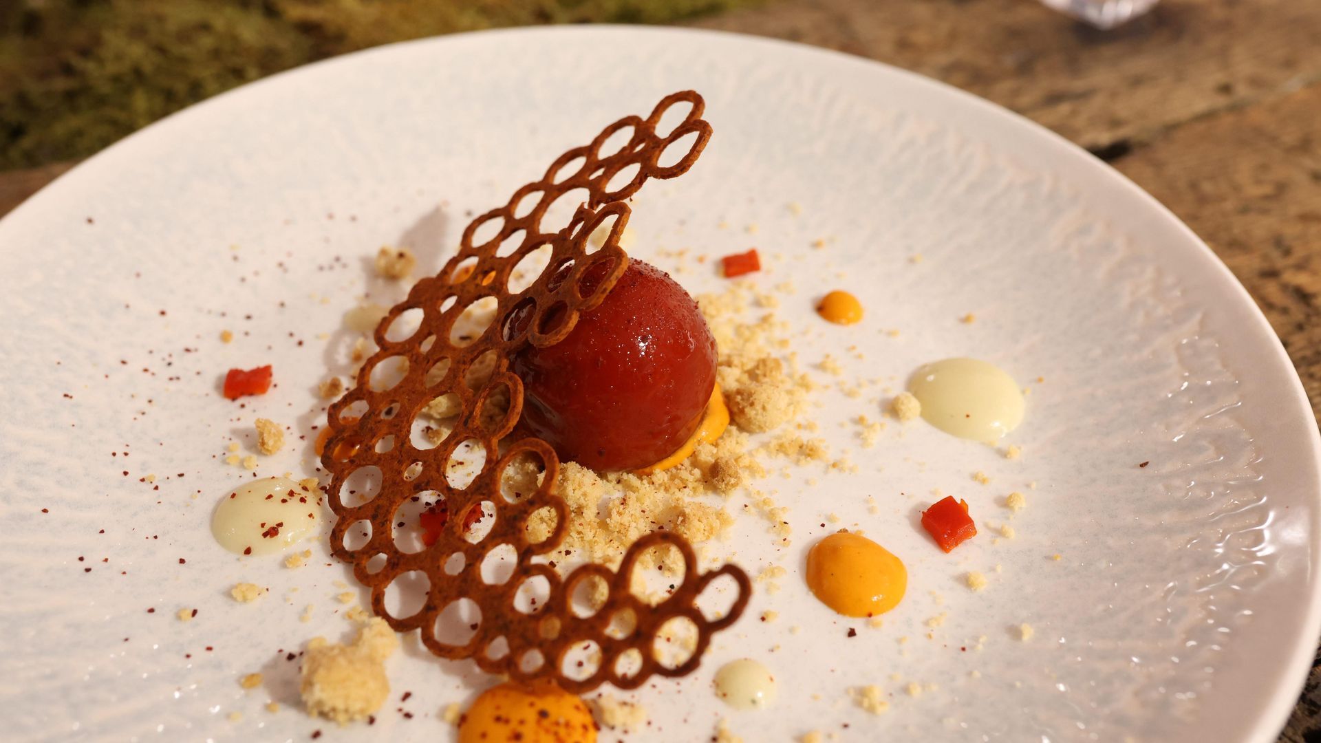 ‘Bombón salado de pimiento del piquillo con mousse de bacalao al pilpil’