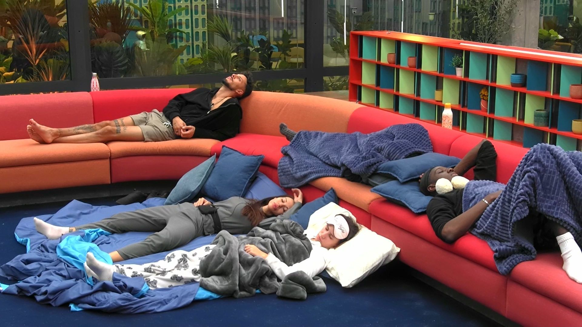 Casi todos durmiendo en el salón para no perder la prueba