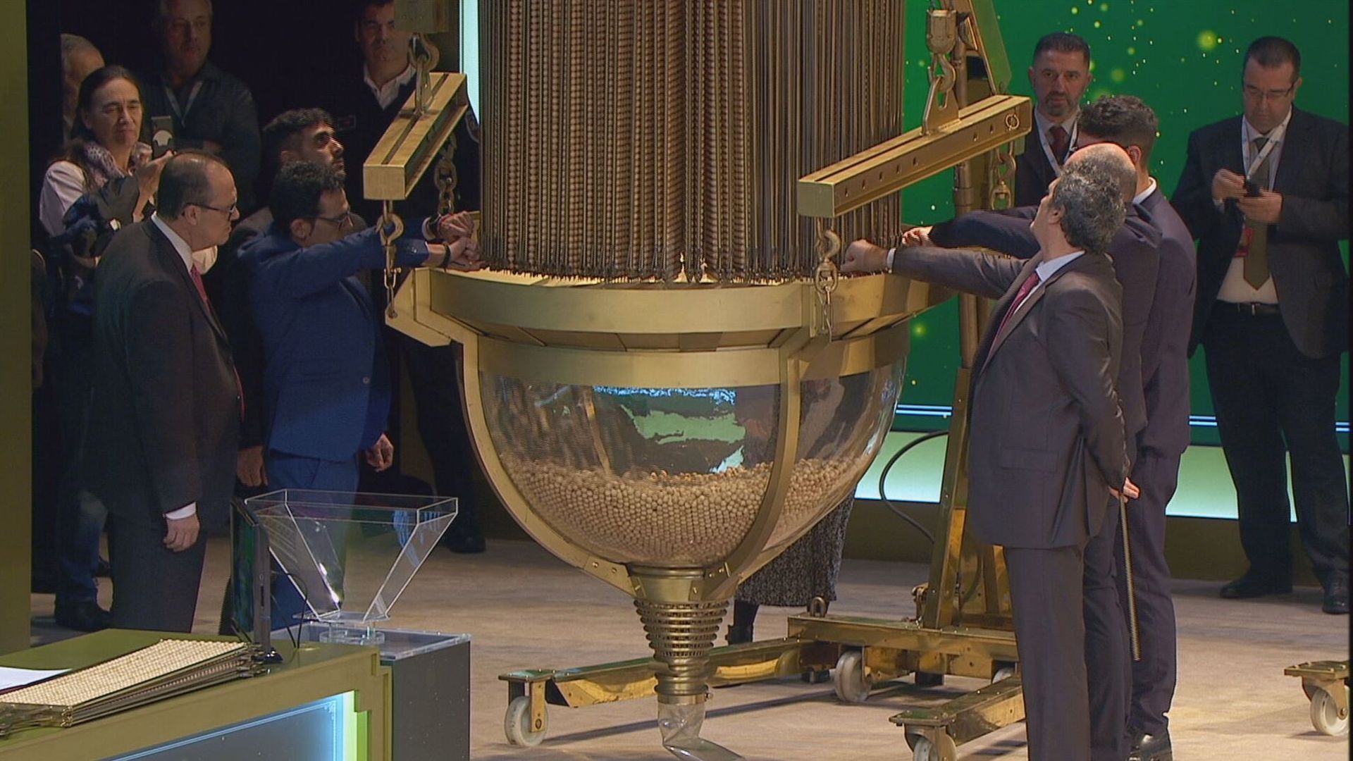 Comienzan a introducir las bolas de los números de la Lotería en el bombo