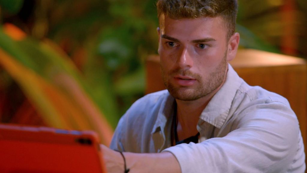 Darío cree ver un beso entre Almudena y Borja en 'La isla de las tentaciones 9' y saltan todos sus miedos en la hoguera: “¡Es que no se ve bien!”