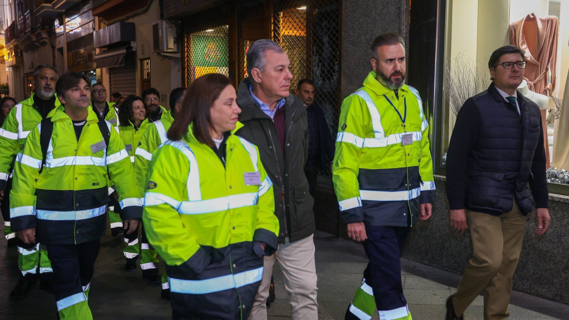 El alcalde de Sevilla, José Luis Sanz, junto a un grupo de serenos