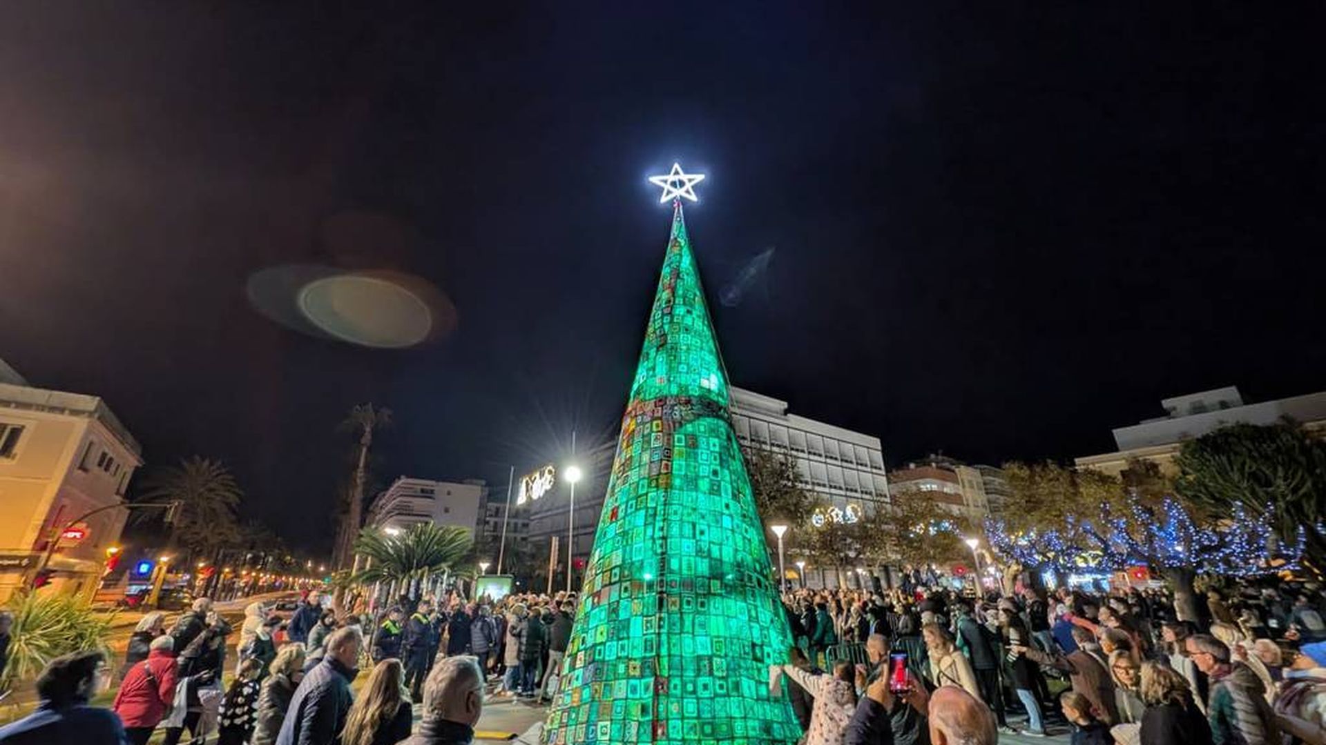El árbol de ganchillo más alto de Cataluña, "mucho más que una decoración de Navidad" en Salou