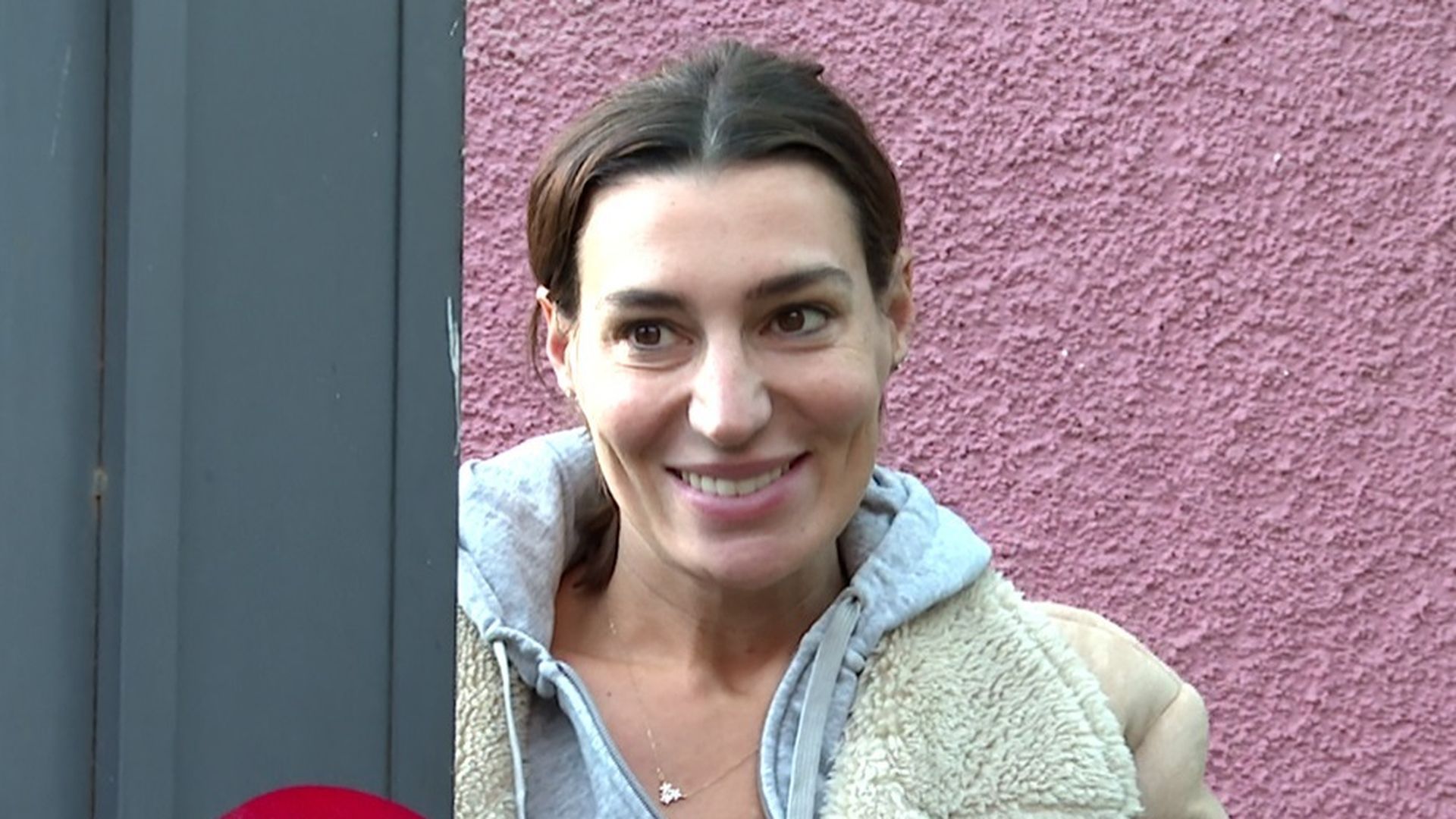 Eugenia Osborne en las puertas de su casa