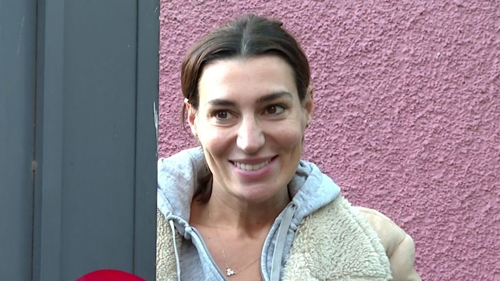 Eugenia Osborne en las puertas de su casa