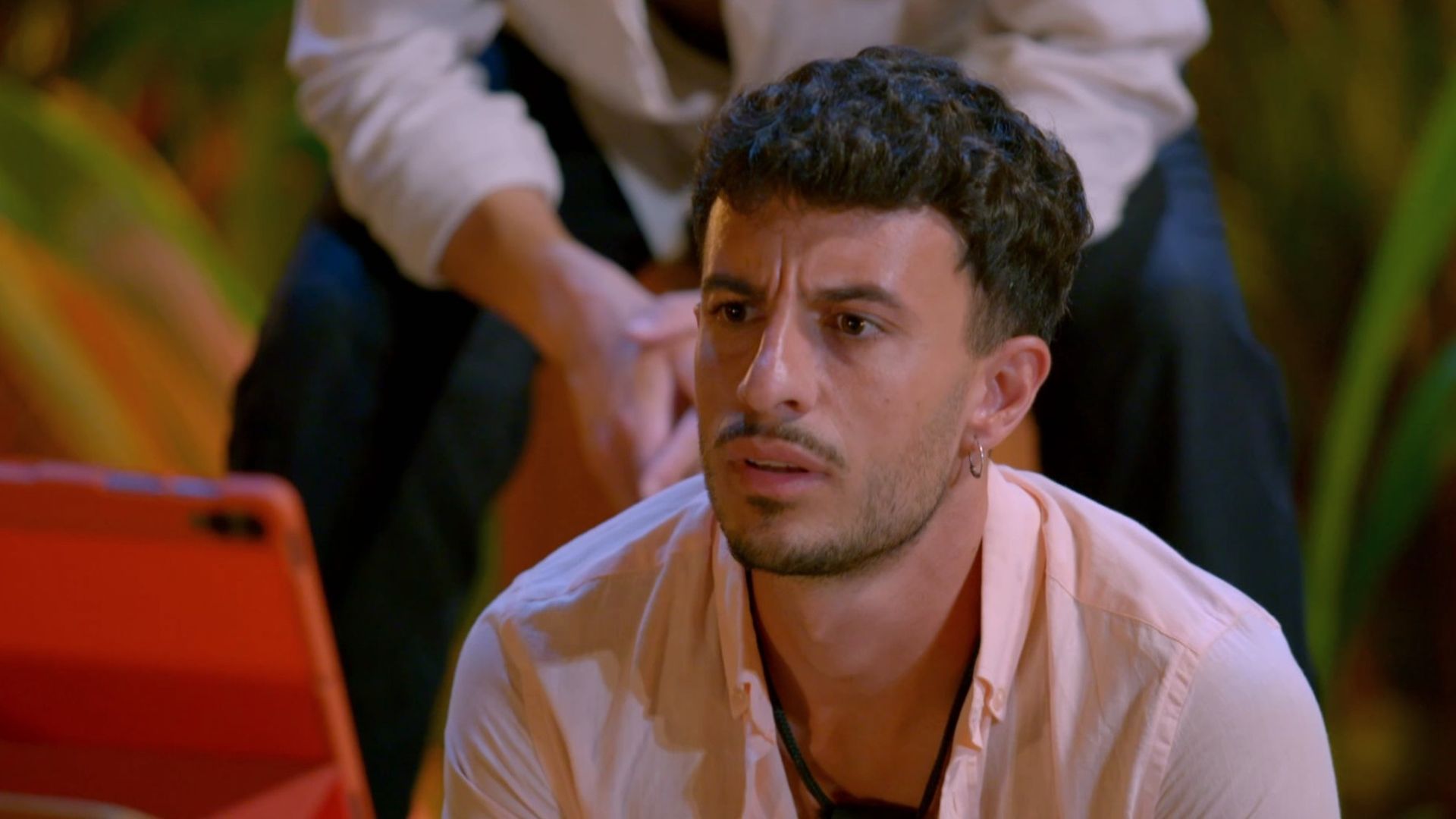 Juanpi alucina al ver en la hoguera unas imágenes de Sandra con otro soltero: “¿Quiere ir a dos bandas?”