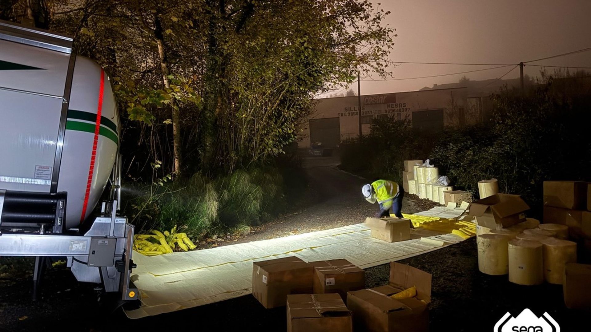 La empresa especializada en material de contención de contaminantes ha desplegado mantas para contener la fuga.