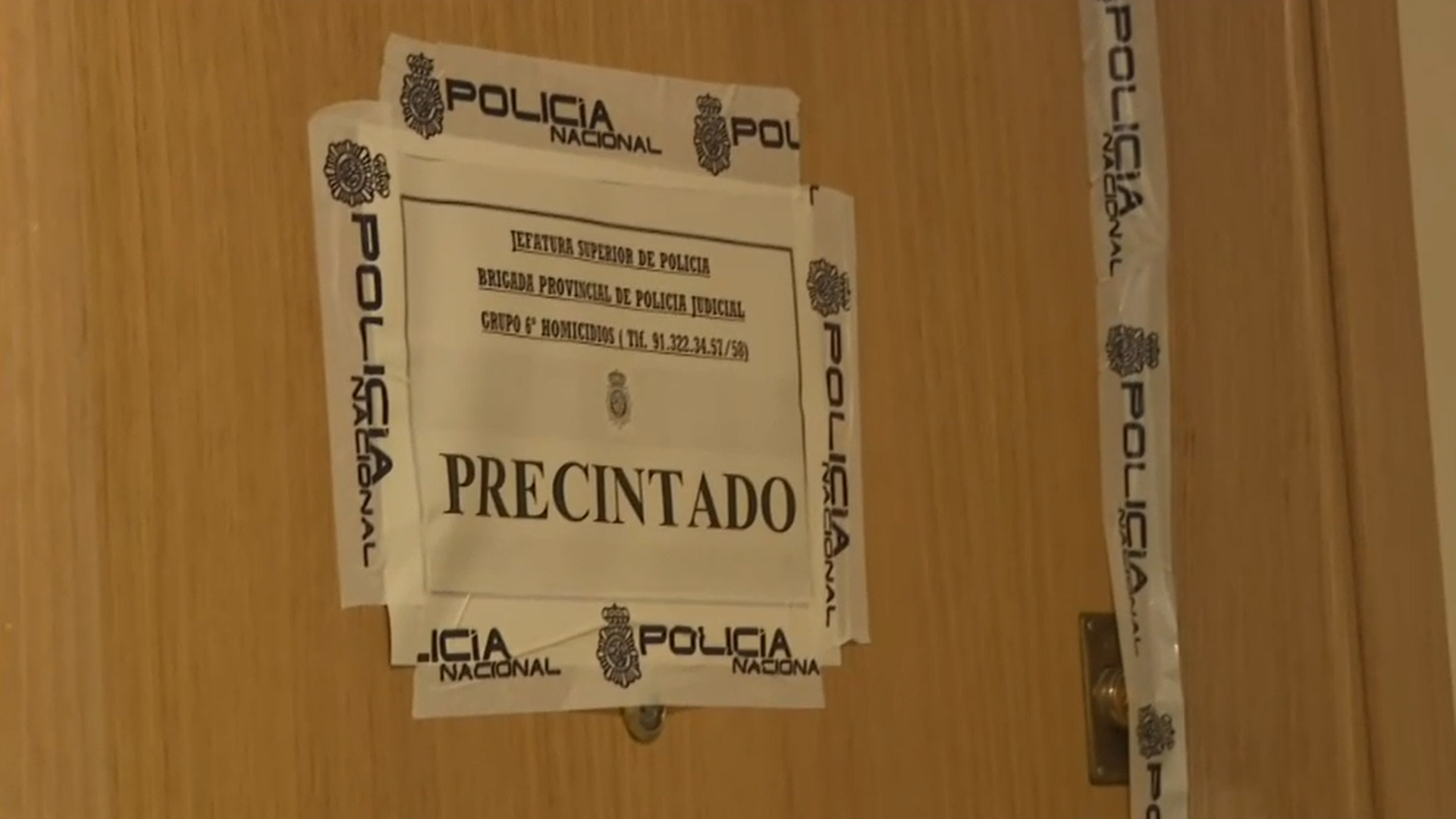 La puerta de la vivienda del matriomonio se encuentra precintada por la Policía Nacional La puerta de la vivienda del matriomonio se encuentra precintada por la Policía Nacional