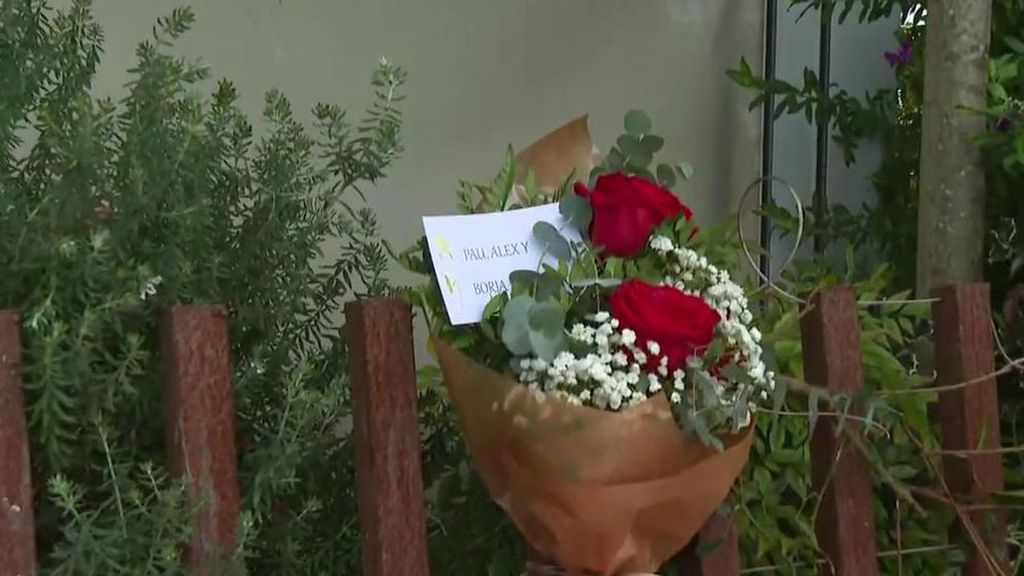 Los restos de las tragedia en Cabezón y los homenajes en el lugar del accidente de los tres jóvenes fallecidos