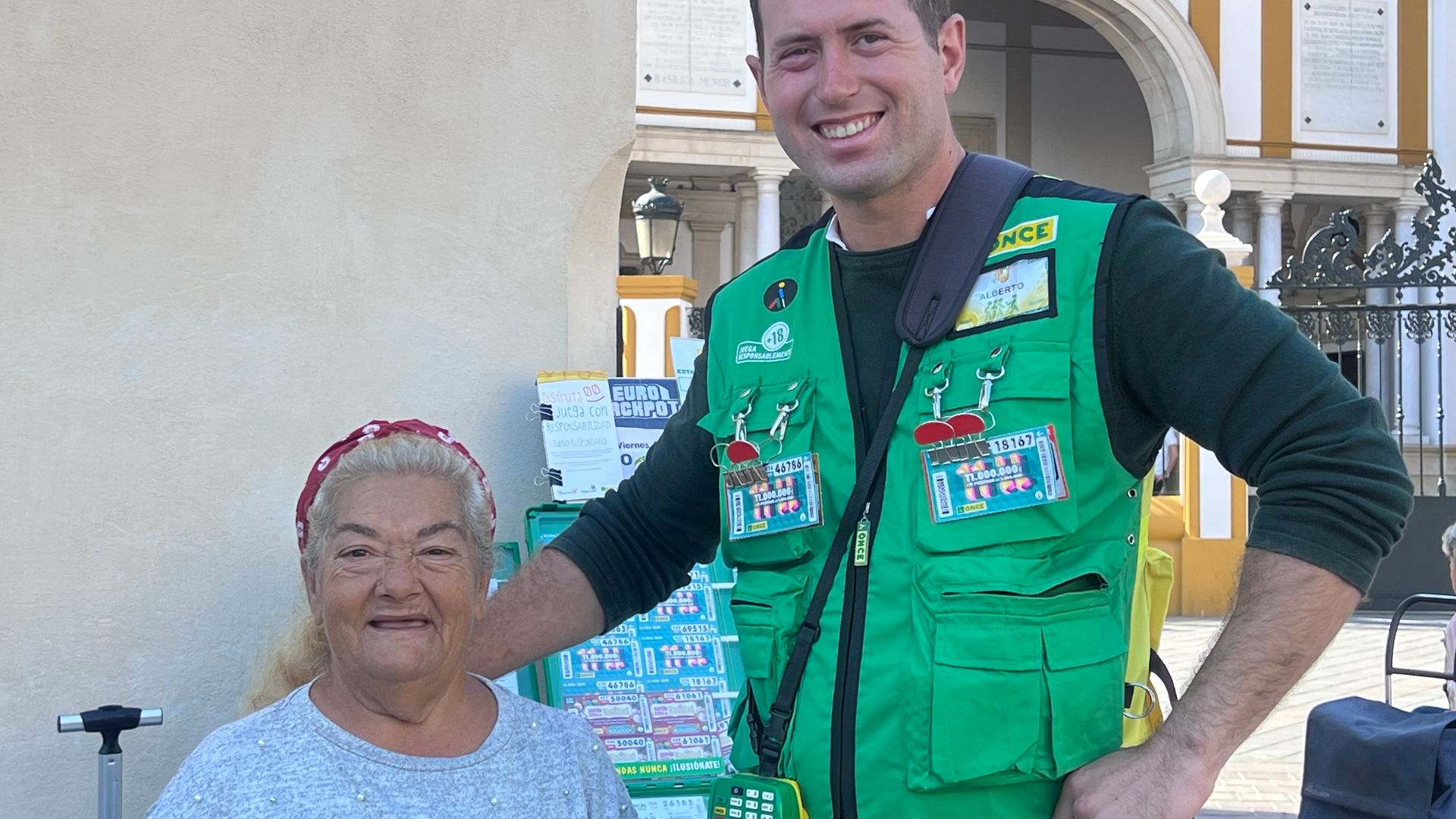 Pepi se pasa las horas junto a Alberto Ferrer, vendedor de la ONCE en el arco de La Macarena, en Sevilla