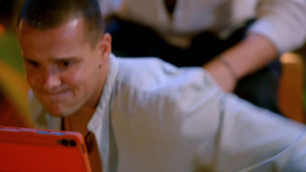 Rodri golpea la 'tablet' y pierde los papeles como nunca en 'La isla de las tentaciones 9' al descubrir que Helena le ha sido infiel con Barranco