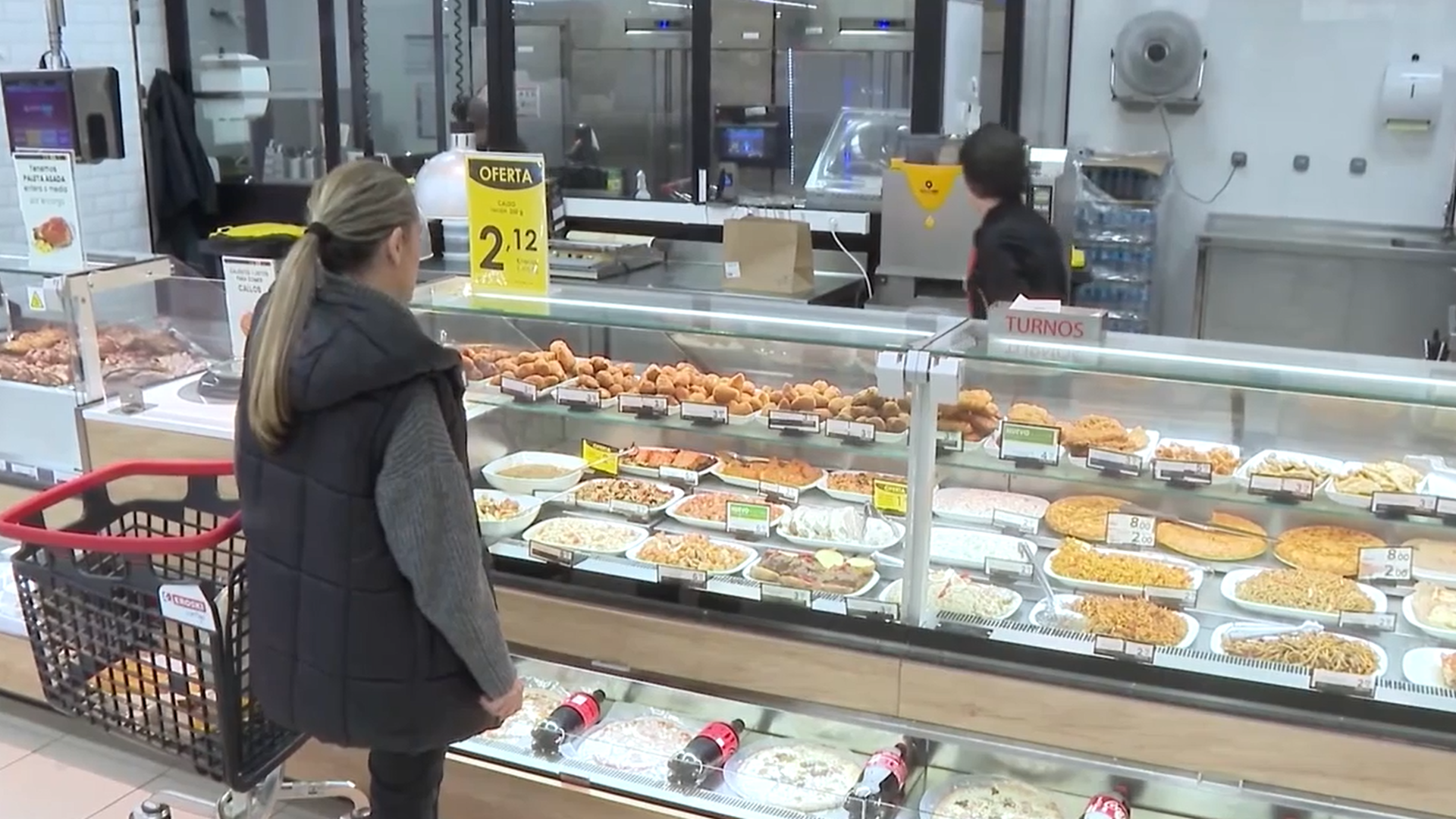 Sección de platos preparados de un supermercado Sección de platos preparados de un supermercado