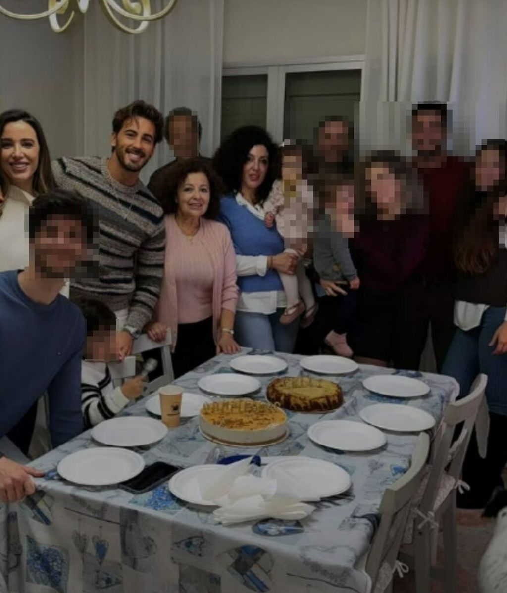 Teresa Bass, Iván González, su abuela y su madre en una celebración familiar