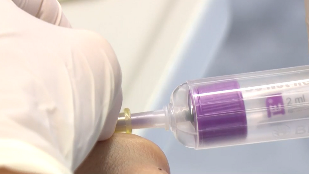 A Carmen le diagnosticaron VIH con 19 años, tiene un hijo y relaciones normales: "Con la medicación es intransmisible"