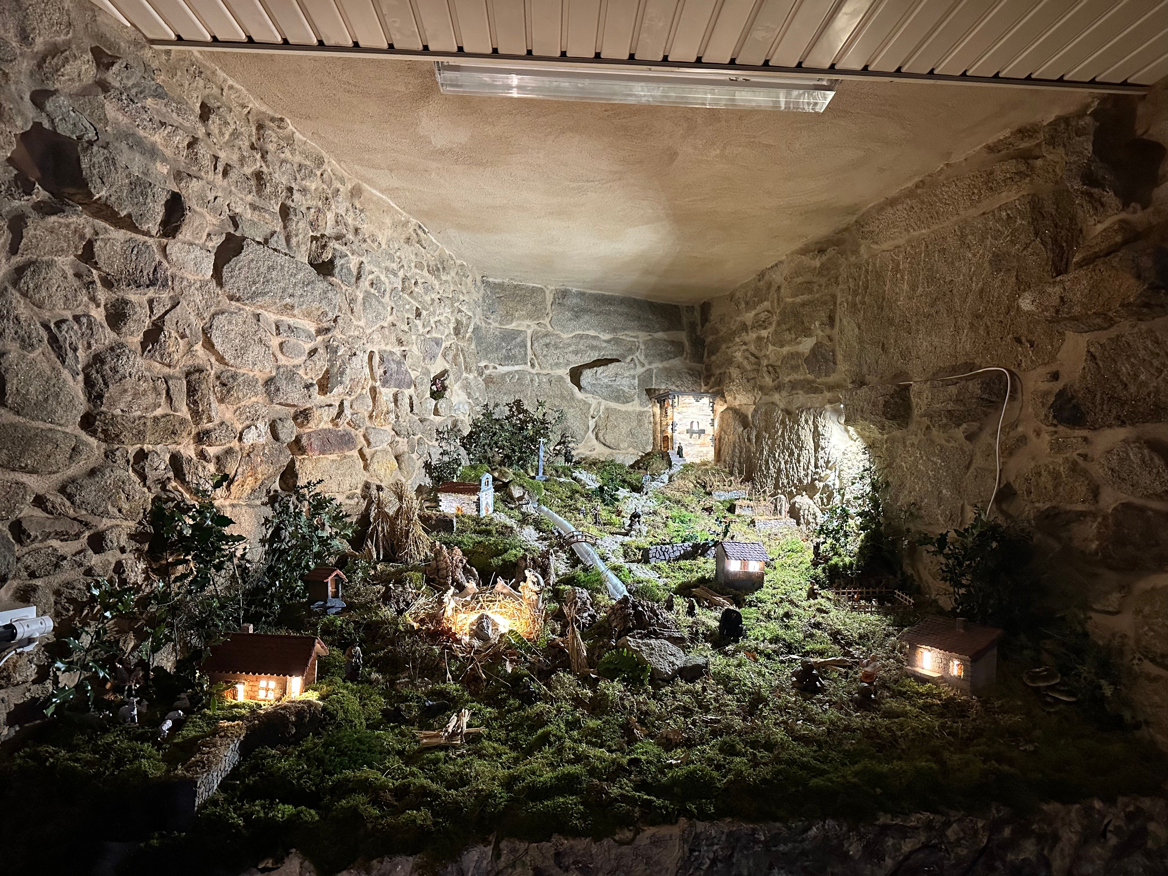 Un belén artesanal en el jardín de una de las casas