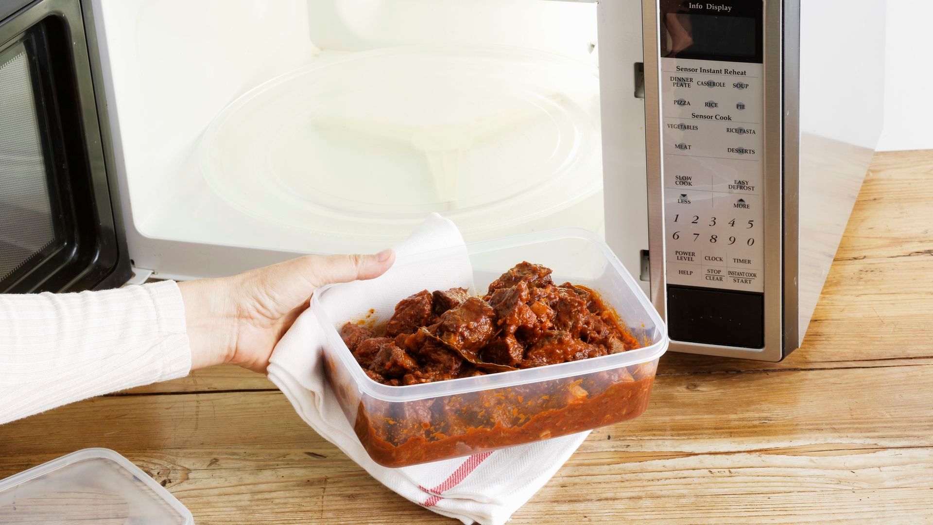 Un experto explica a qué nos exponemos al calentar la comida en un tupper de plástico