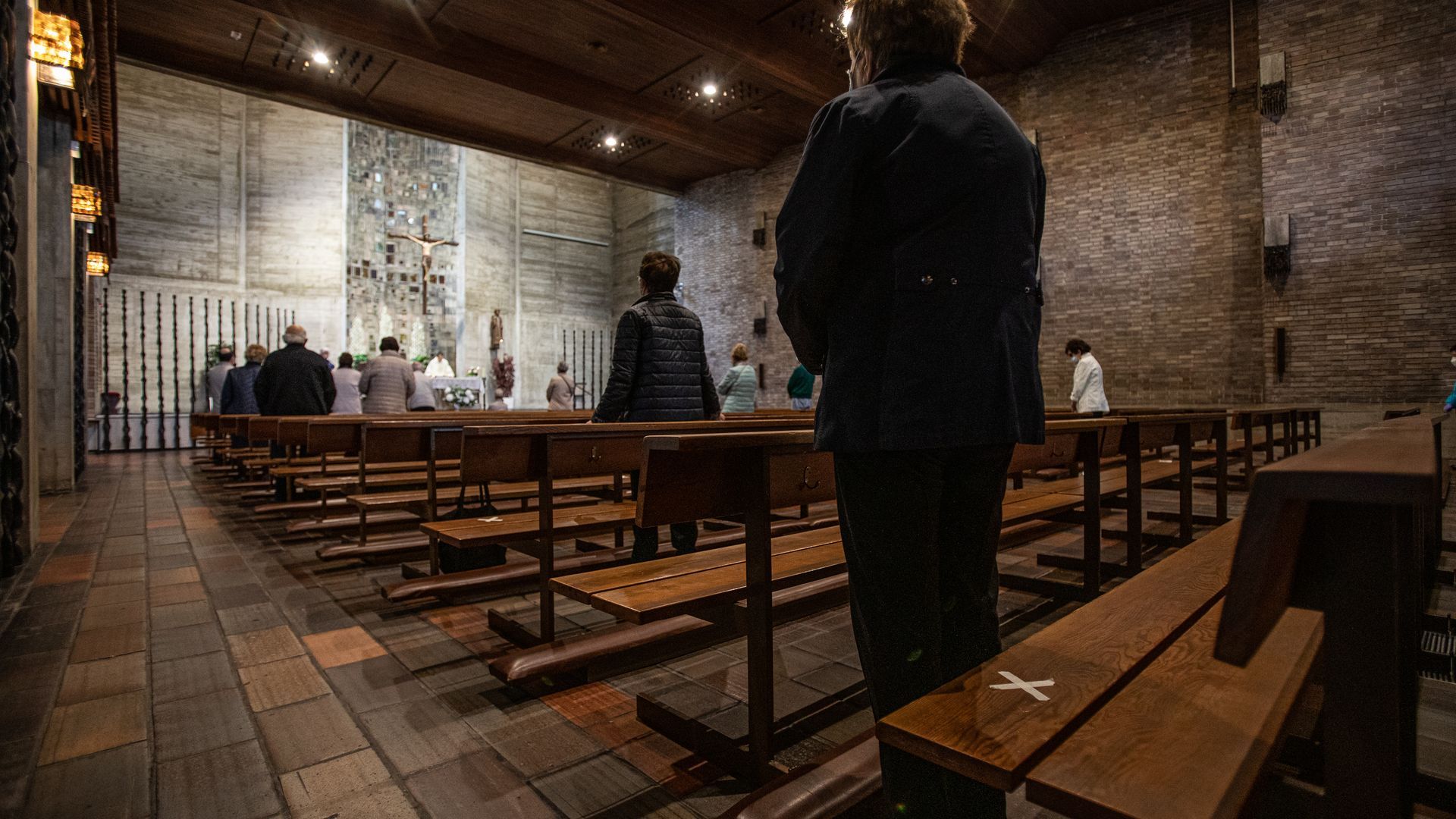 Una mujer asiste a misa en una iglesia del País Vasco