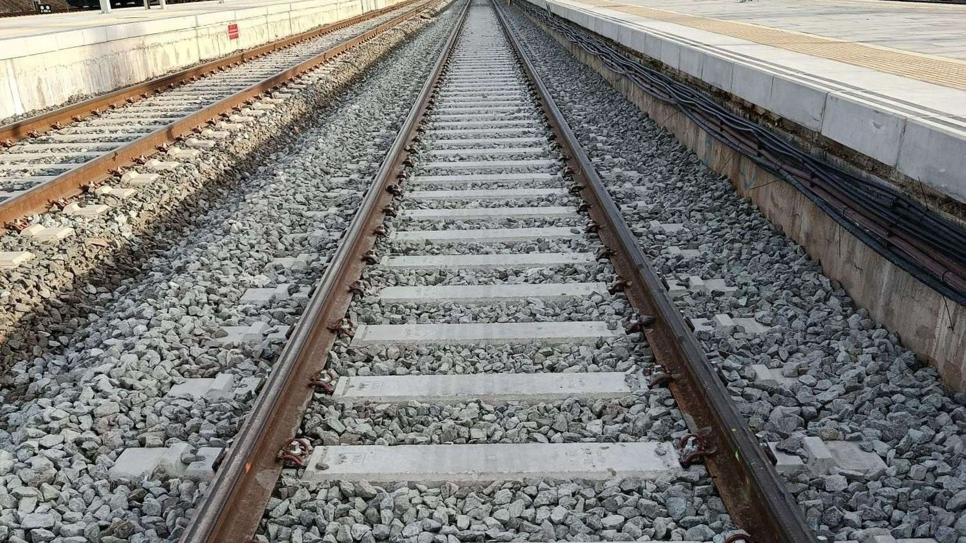 Una veintena de pasajeros de un tren, evacuados tras arder uno de los motores del convoy en Culleredo, A Coruña