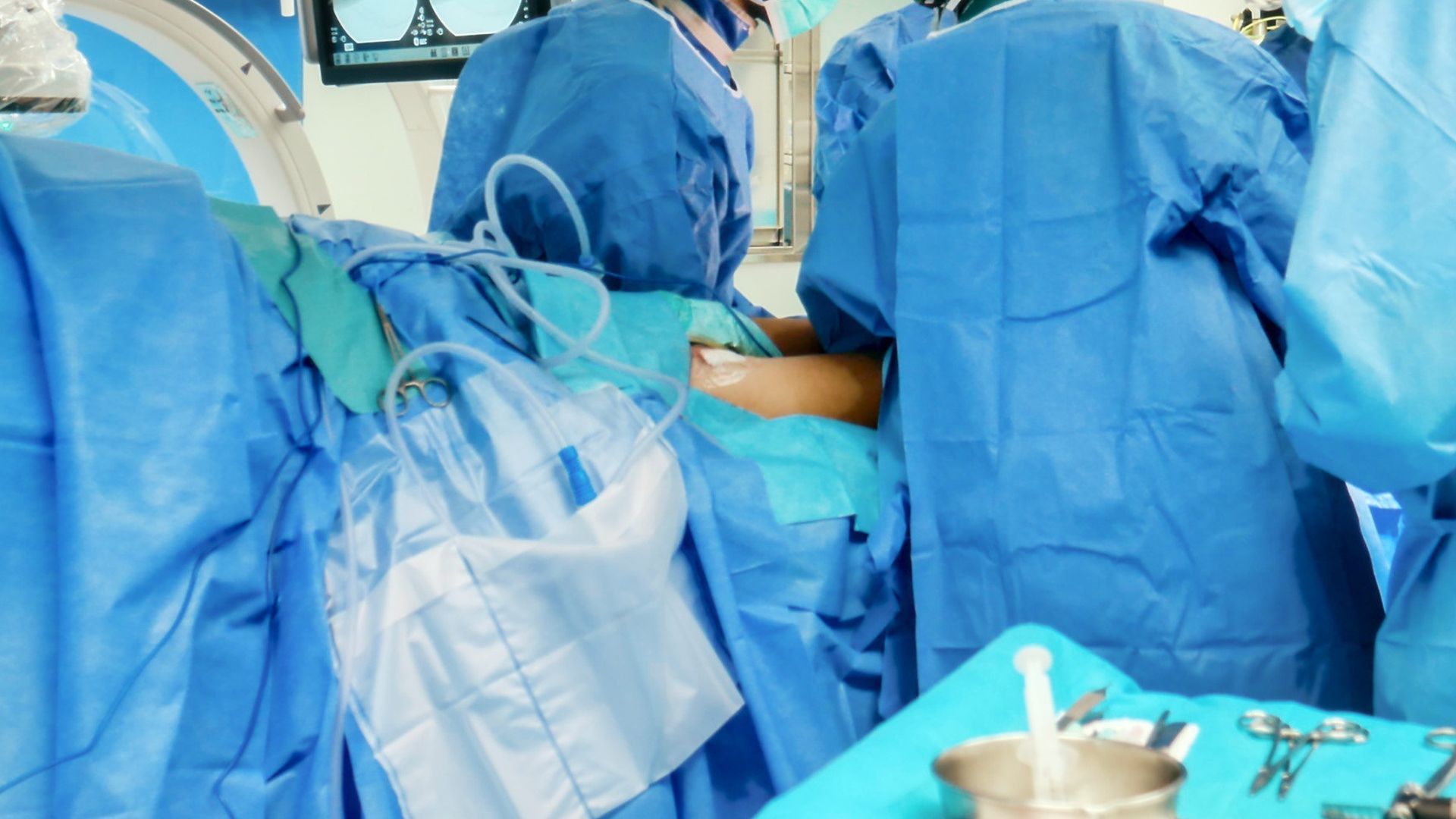 A prisión dos médicos que olvidaron una toalla en el abdomen de una mujer: pasó más de un año hasta que se lo quitaron