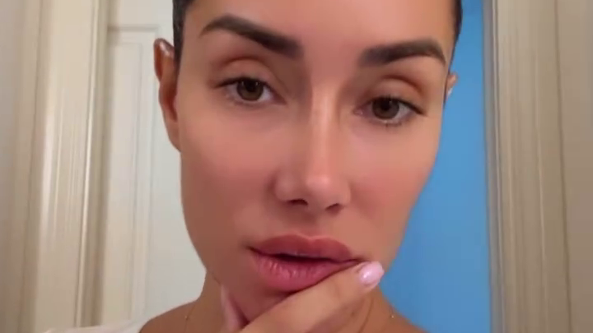 Adara Molinero, con piojos