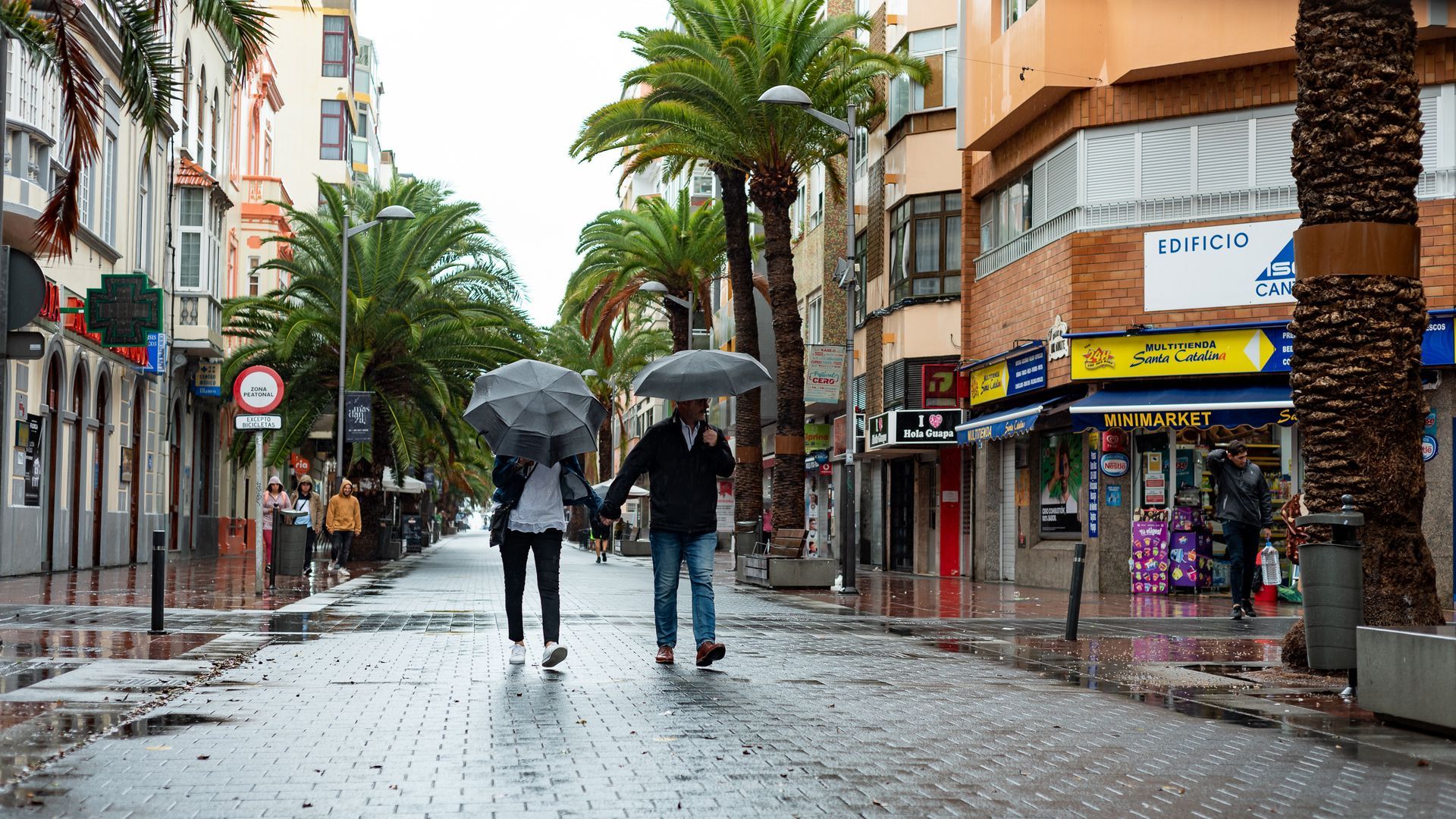 Canarias amanece con cielos muy nublados y lluvias en las islas montañosas: alerta en las zonas de costa