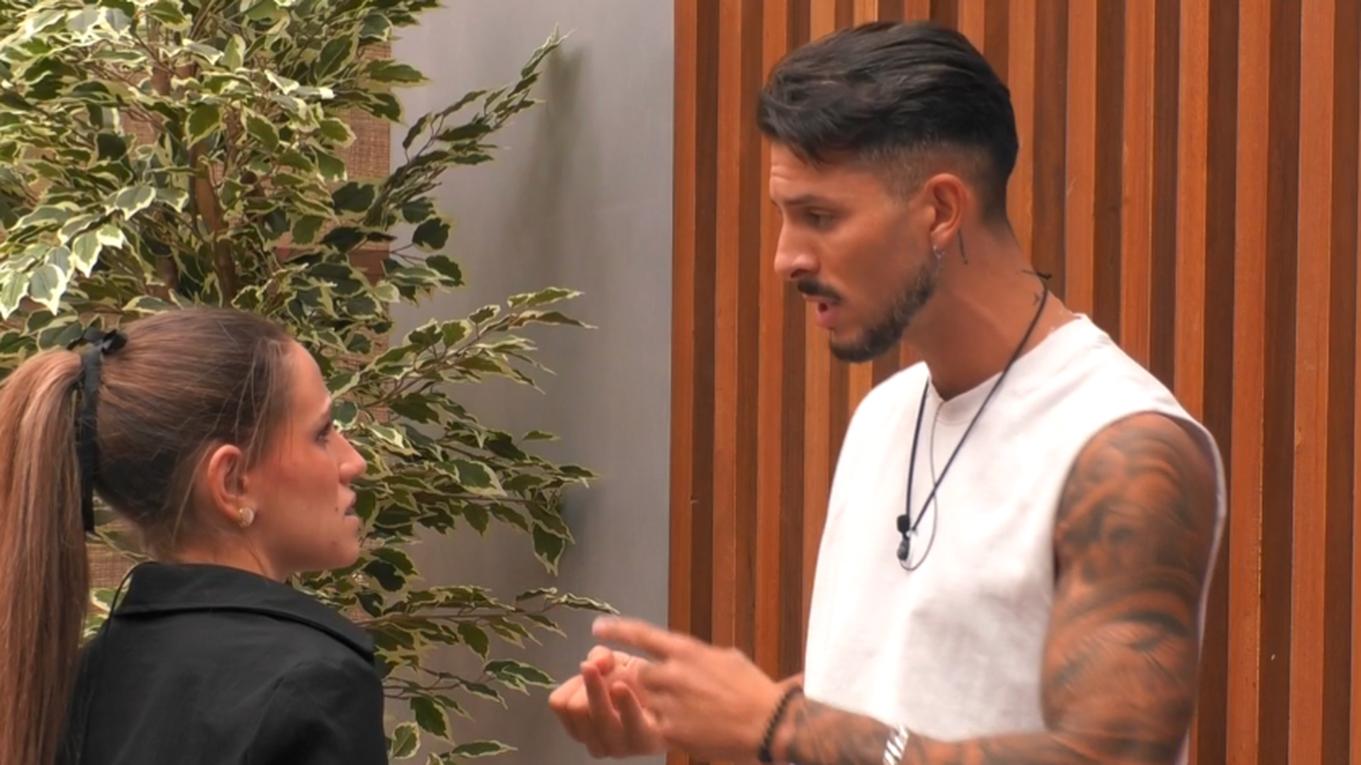 Cristian y Aroa discutiendo