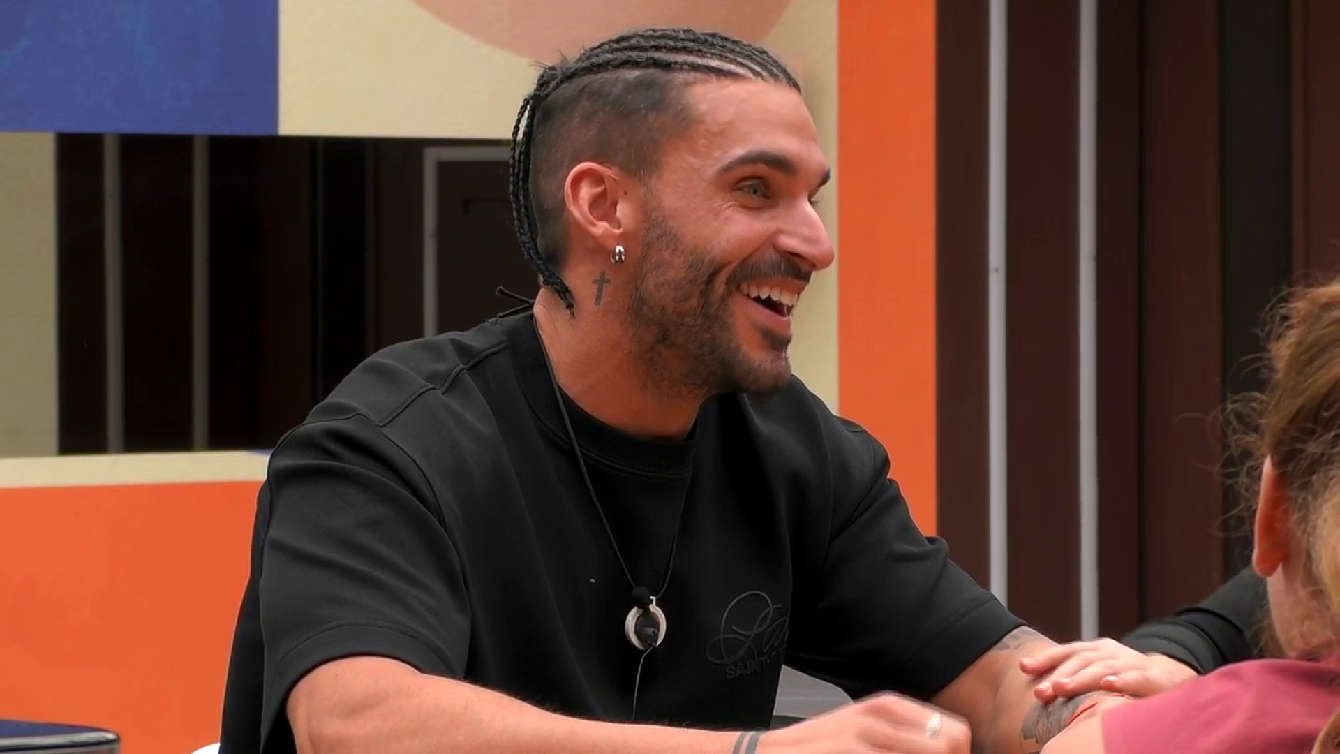 Edi Insua confiesa a las chicas de 'Gran Hermano 20' cómo supo que estaba enamorado de Violeta Crespo: "¡Qué bonito!"