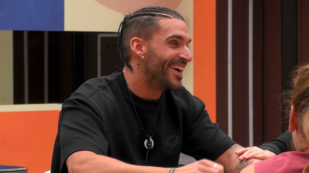 Edi Insua confiesa a las chicas de 'Gran Hermano 20' cómo supo que estaba enamorado de Violeta Crespo: "¡Qué bonito!"