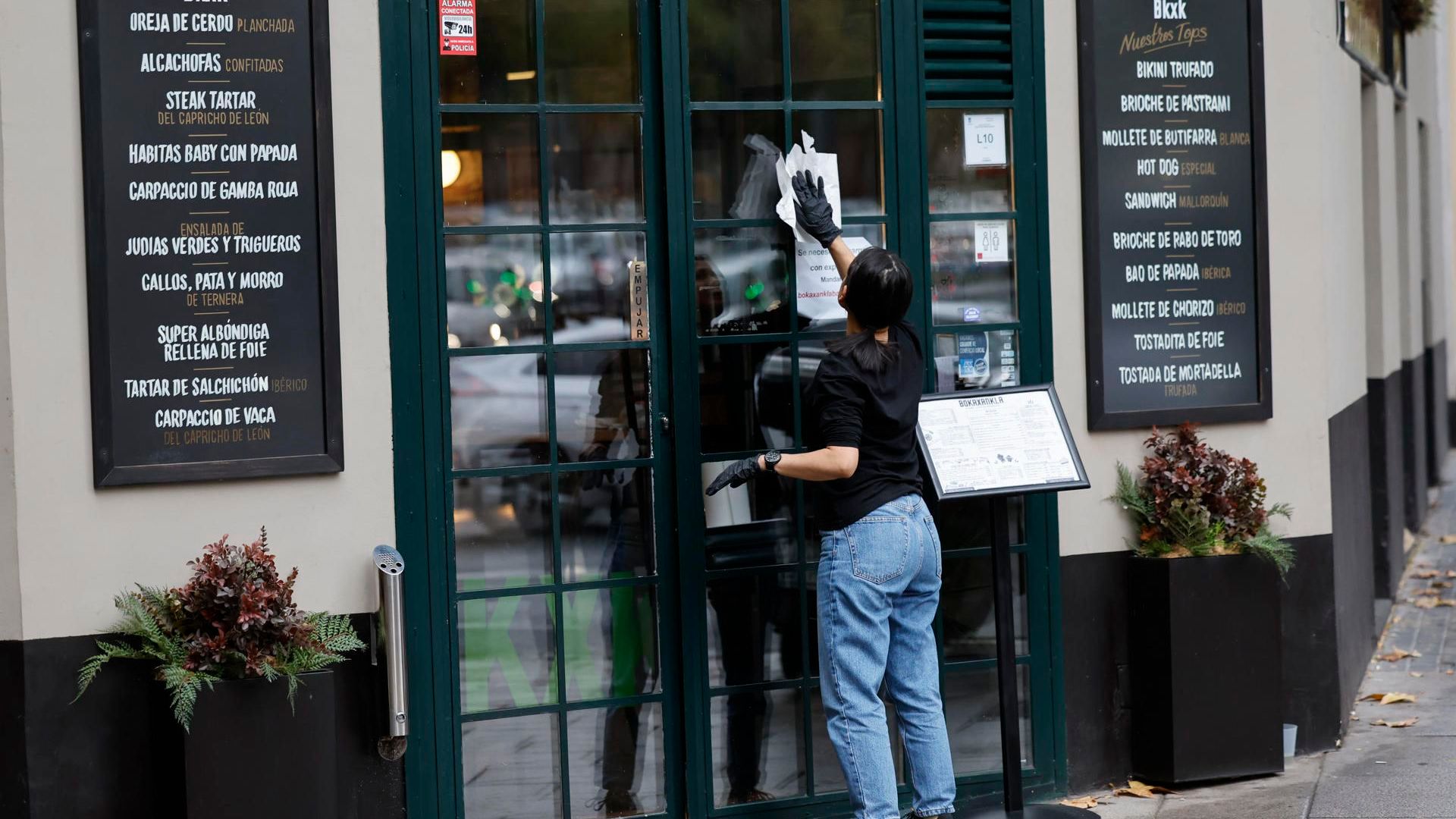 El empleo cae, pero el paro baja en noviembre: por qué