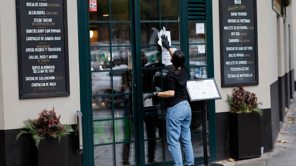 El empleo cae, pero el paro baja en noviembre: por qué