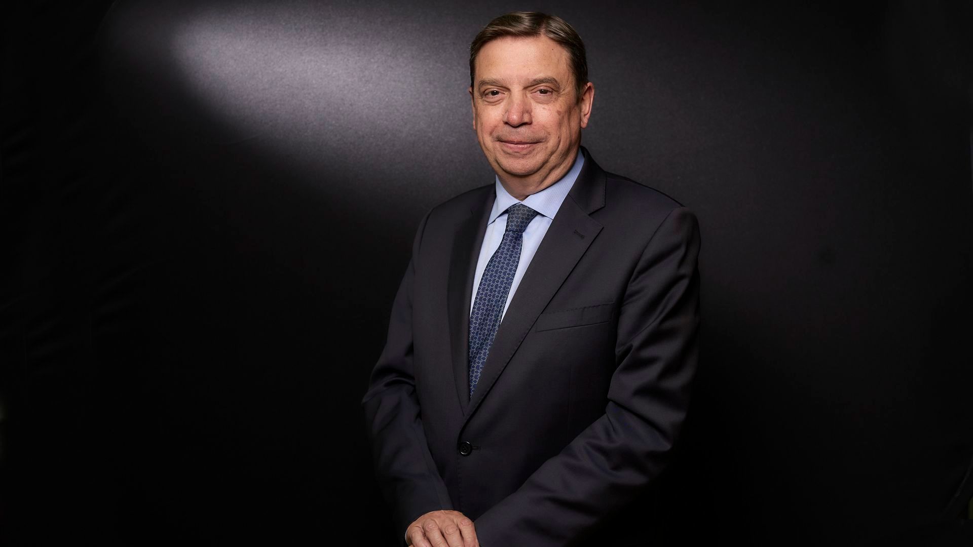 EuropaPress_4377576_ministro_agricultura_pesca_alimentacion_luis_planas_posa_europa_press_11