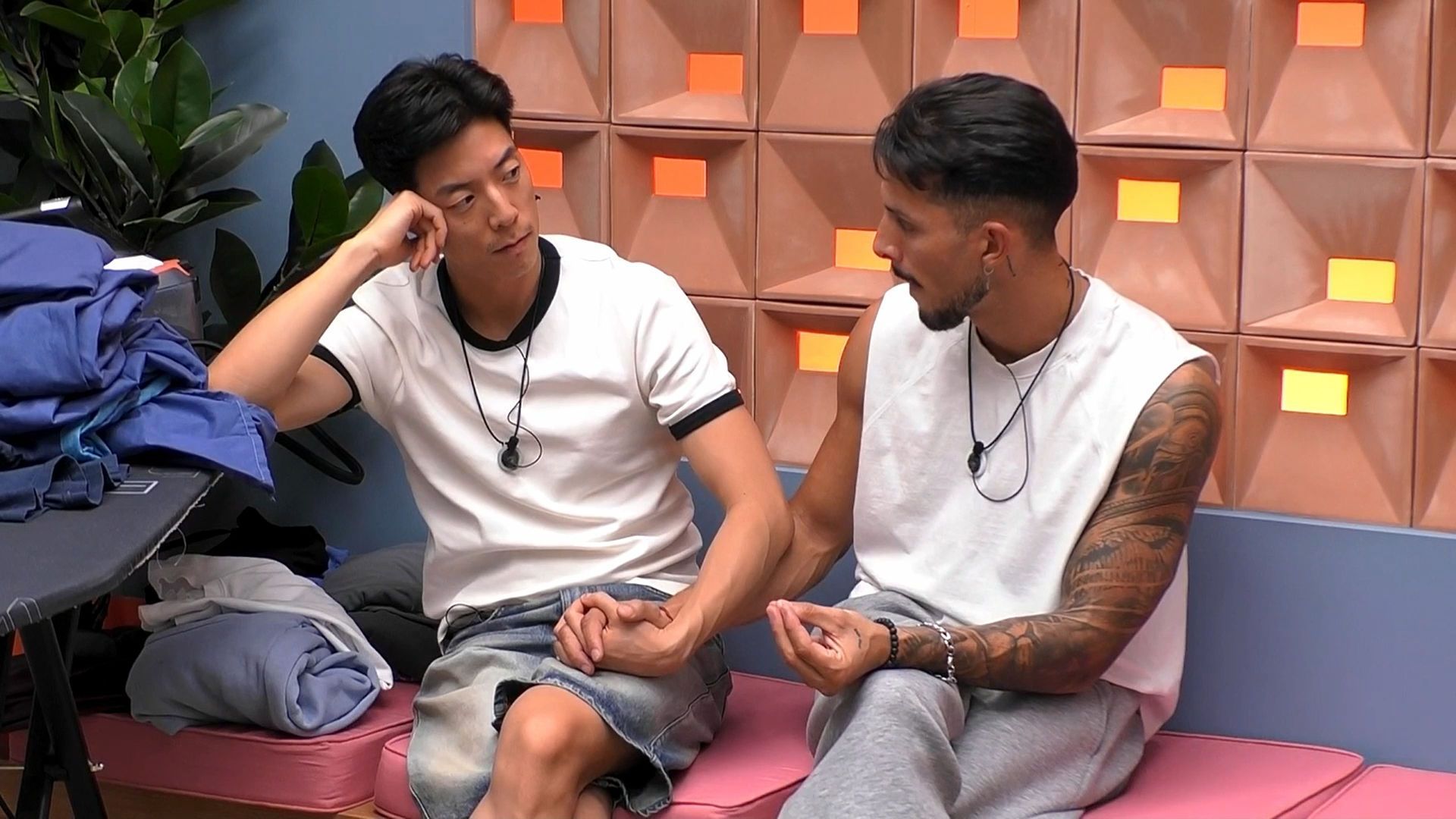 Joon y Cristian, confidencias de la mano