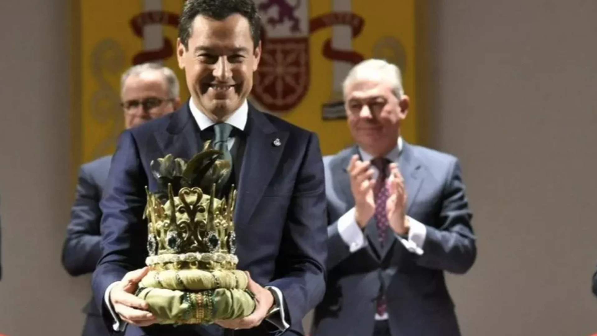 Juanma Moreno sostiene la corona del Rey Baltasar