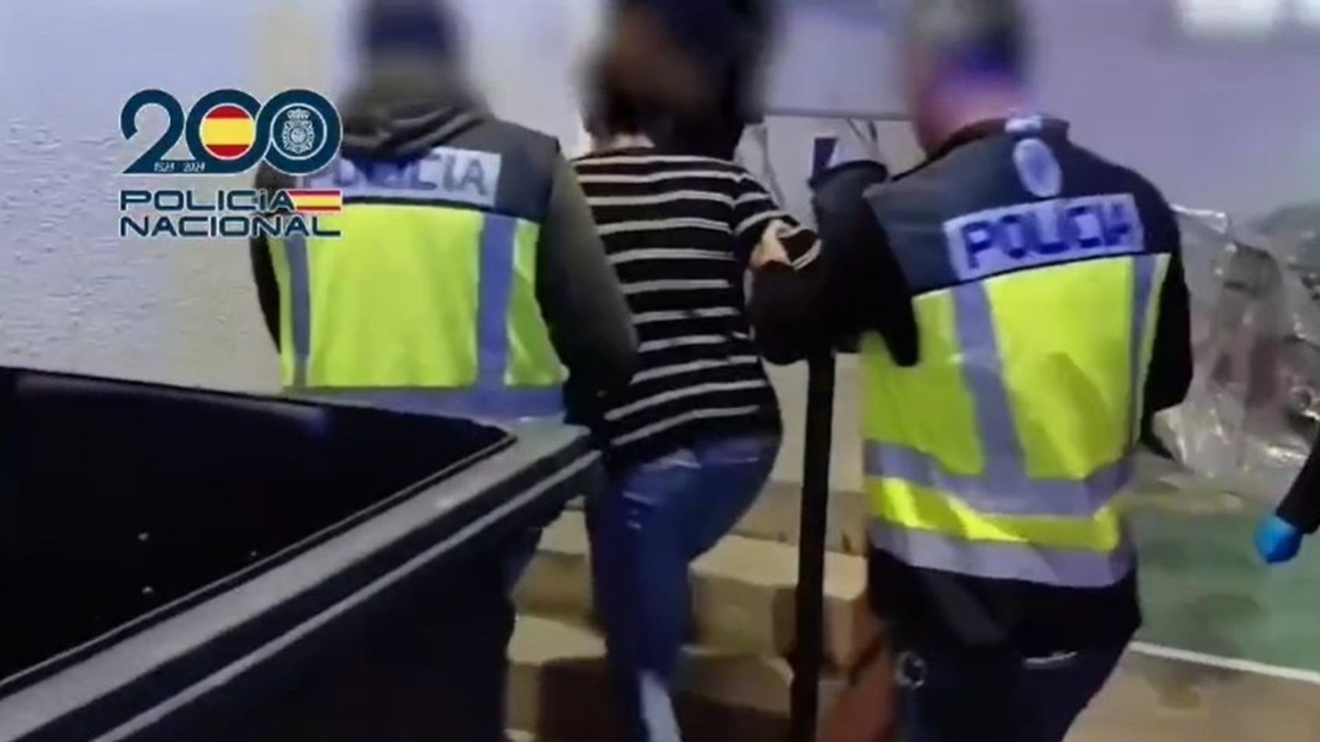 La detenida tras la muerte de una mujer en Valdelagrana es conducida por dos agentes de la Policía