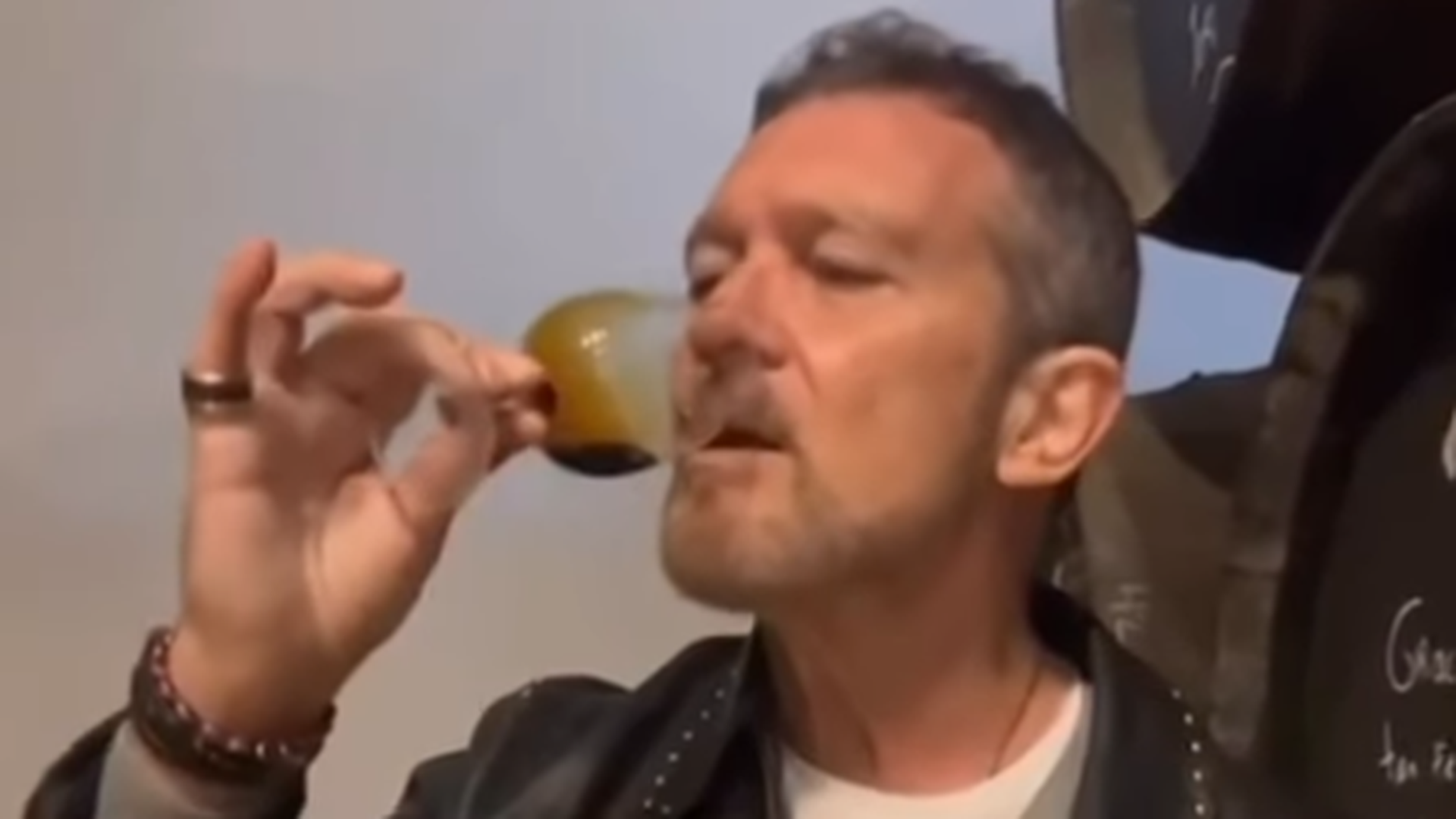 La reacción de Antonio Banderas tras beber un vino de 1728: “Siento que saboreo parte de la historia de Andalucía"
