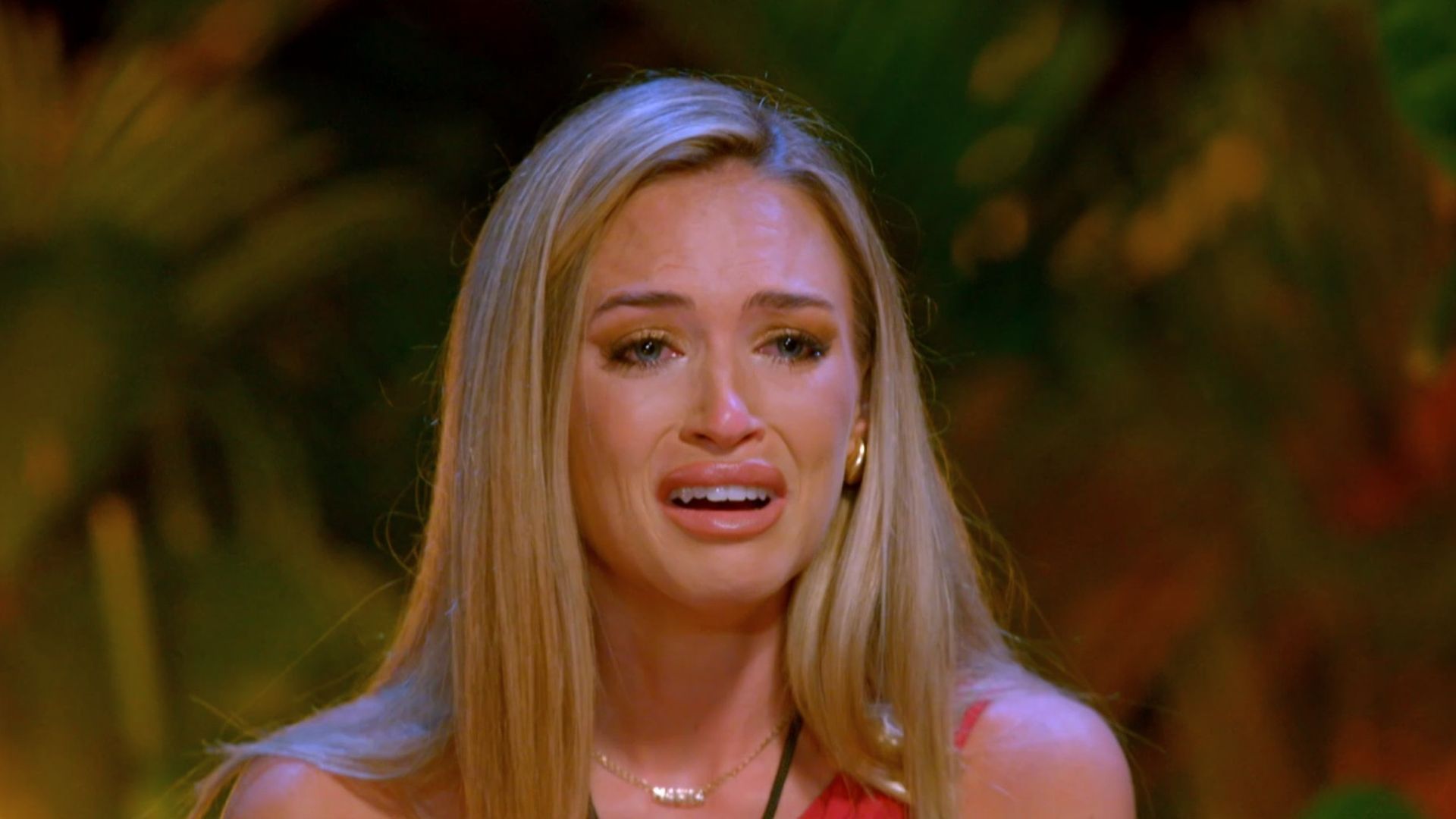 Las confesiones de Almudena sobre su relación con Darío que hacen reaccionar a sus compañeras y Sandra Barneda