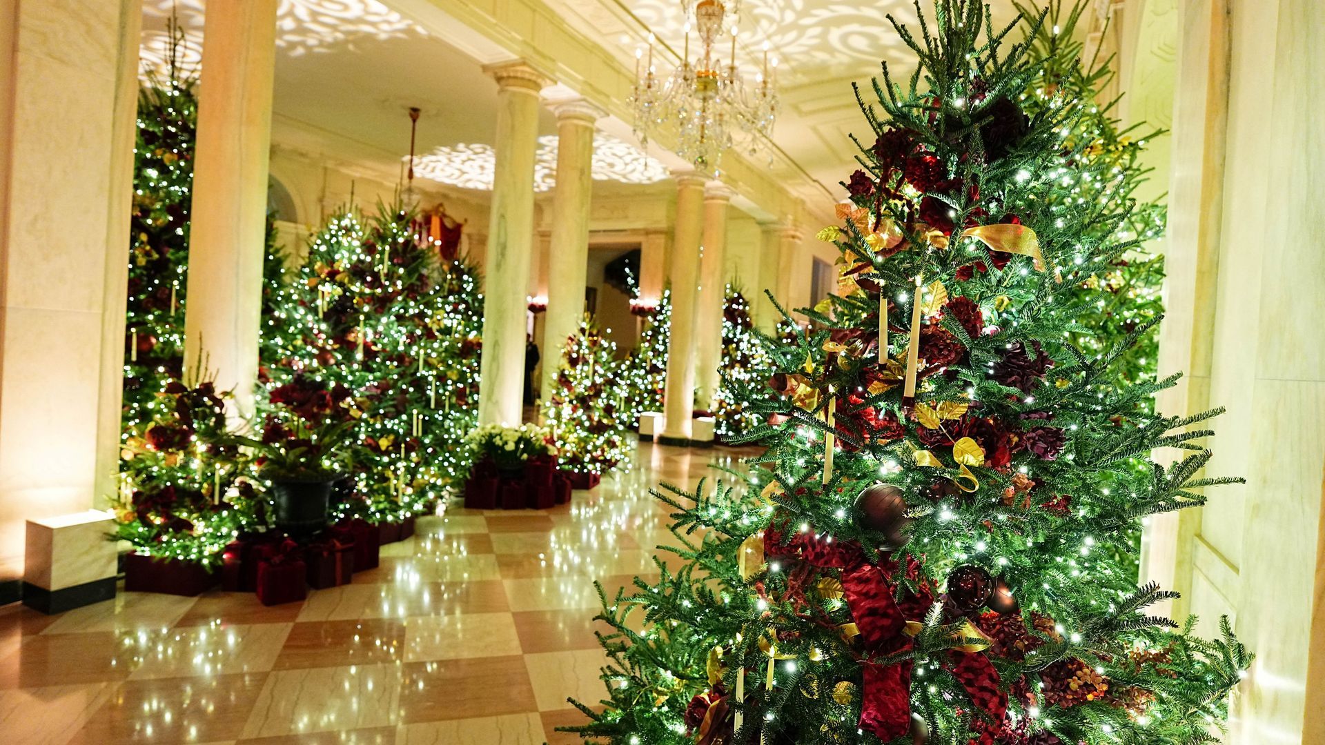 Los Trump engalanan la Casa Blanca por todo lo alto para celebrar la Navidad en el 250 aniversario de la creación de los EE. UU.