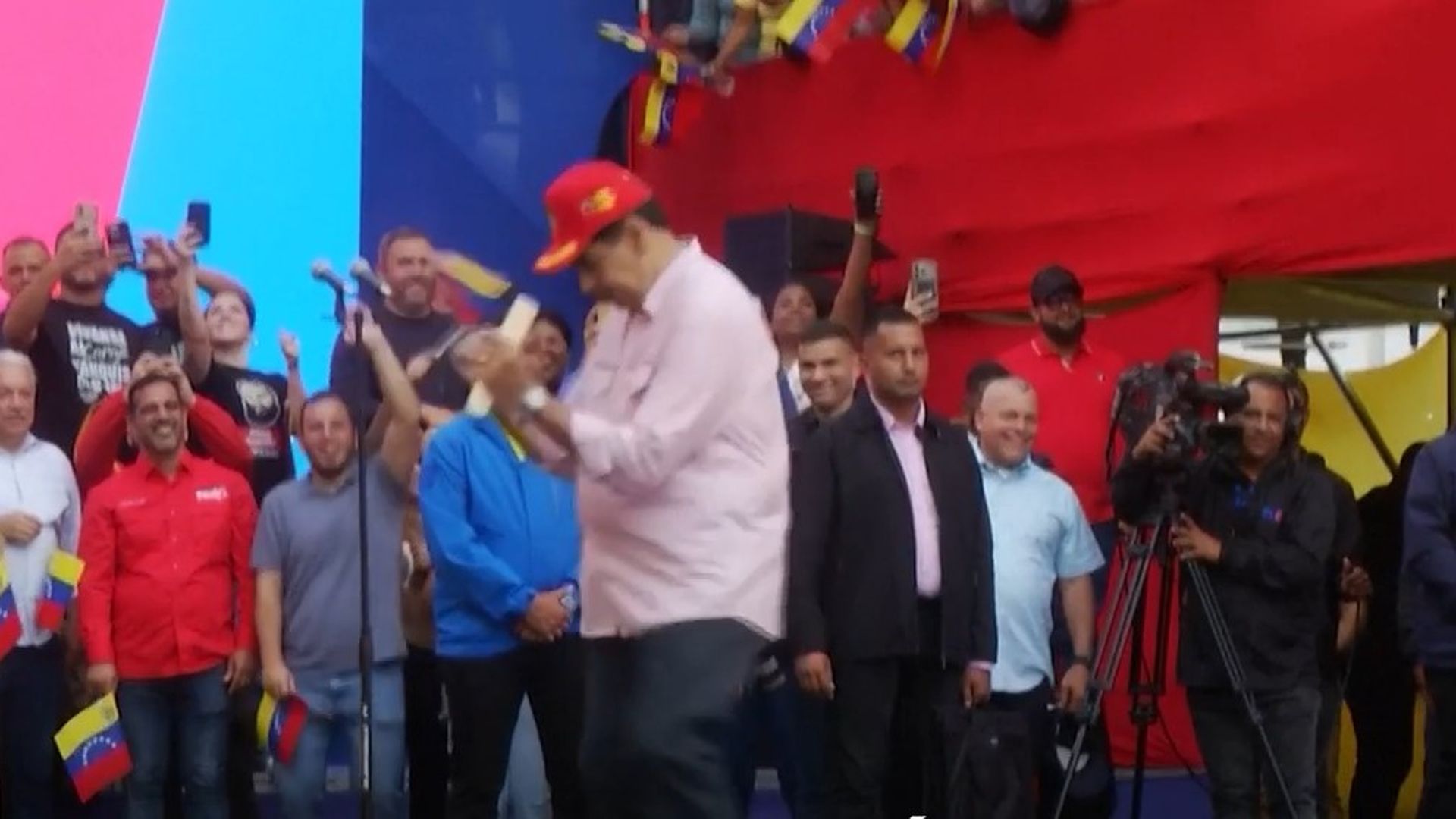 Trump amenaza y Maduro baila:  el presidente de Venezuela desafía el ultimátum de EEUU