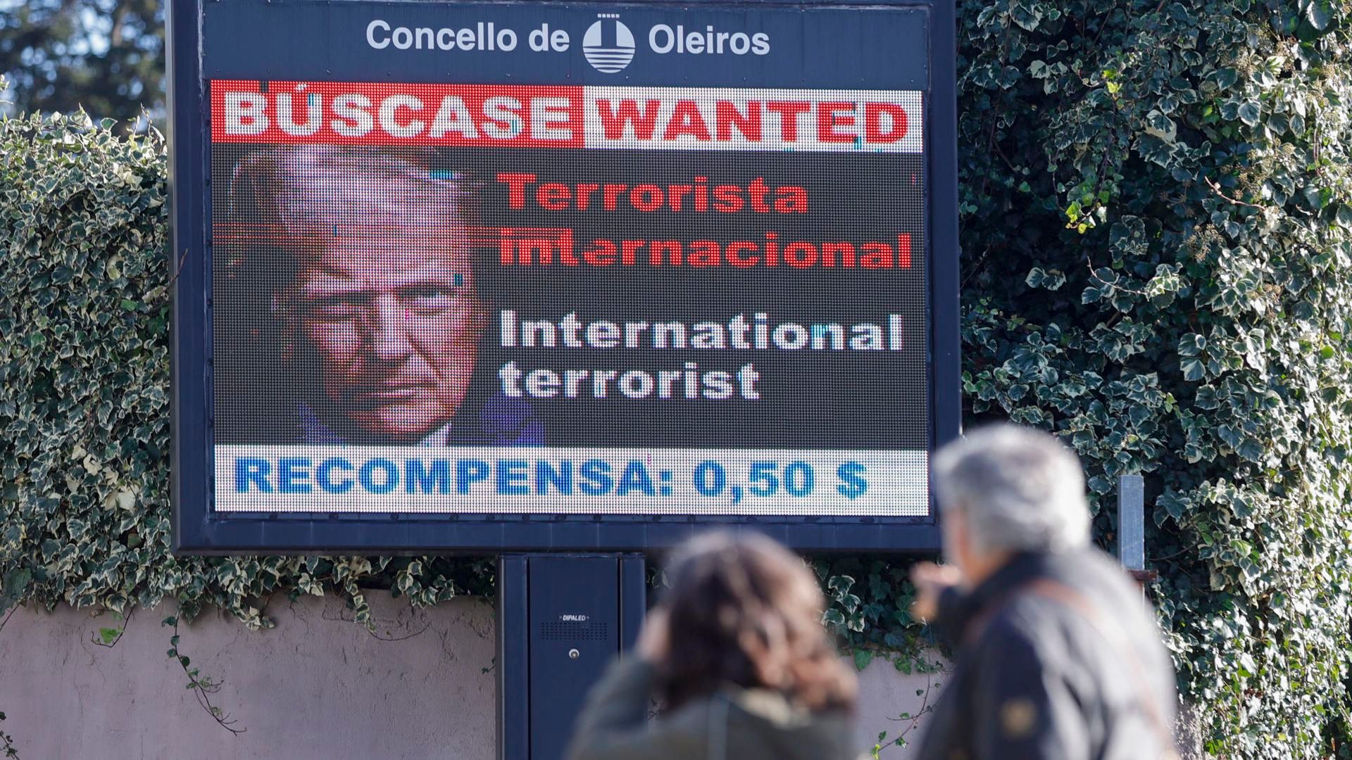 Pantalla digital en Oleiros, A Coruña, con el 'se busca' de Donald Trump por "terrorista internacional”