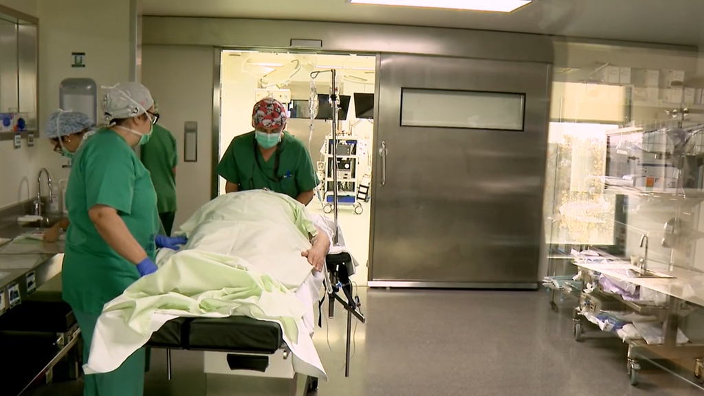 El acompañamiento previo en quirófano reduce la ansiedad en Ourense: “Ellos se sienten más seguros y relajados”