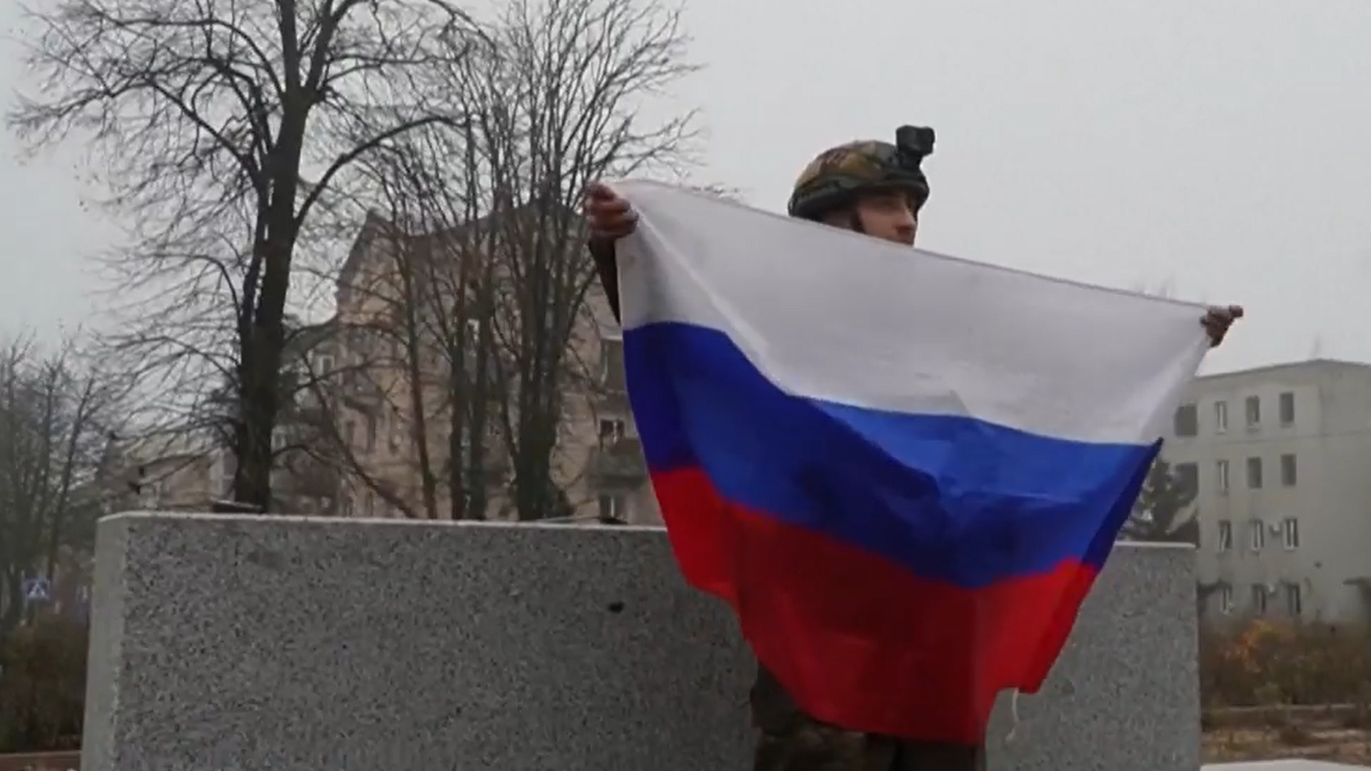 Soldado ruso saca la bandera en la ciudad de Pokrovsk (Ucrania) Soldado ruso saca la bandera en la ciudad de Pokrovsk (Ucrania)