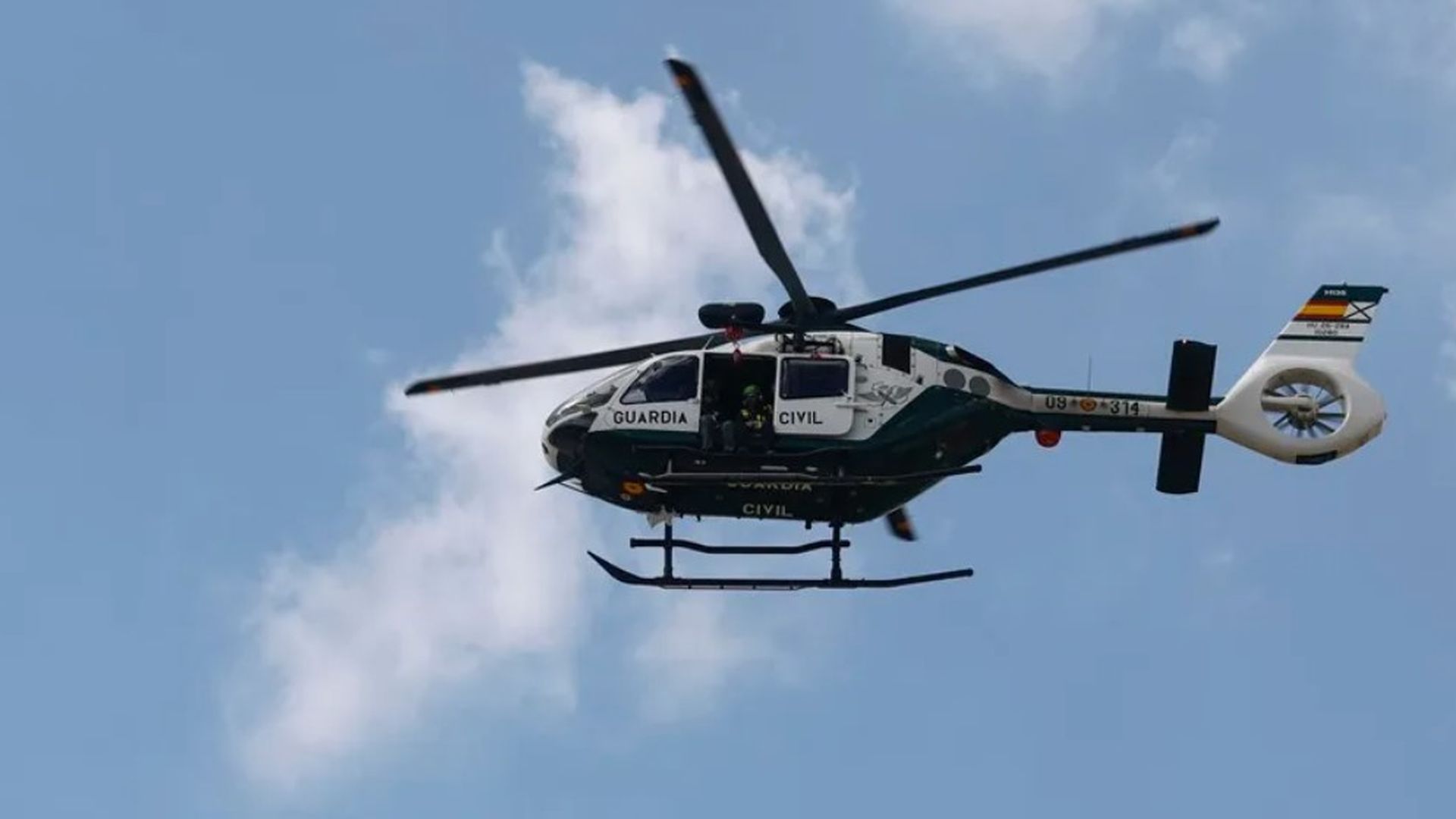 Un helicóptero de la Guardia Civil busca a una joven en Benicàssim
