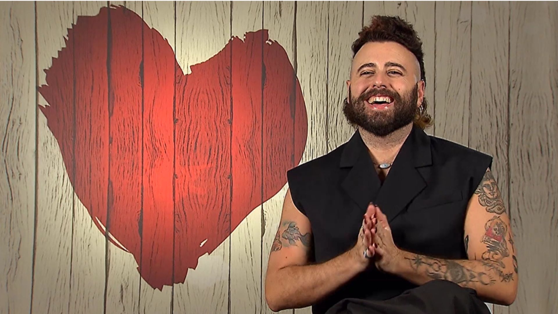 Un soltero sorprende en 'First Dates' tras desvelar que bajo su falda no lleva ropa interior: "No entiendo por qué las mujeres sí" Un soltero sorprende en 'First Dates' tras desvelar que bajo su falda no lleva ropa interior: "No entiendo por qué las mujeres sí"