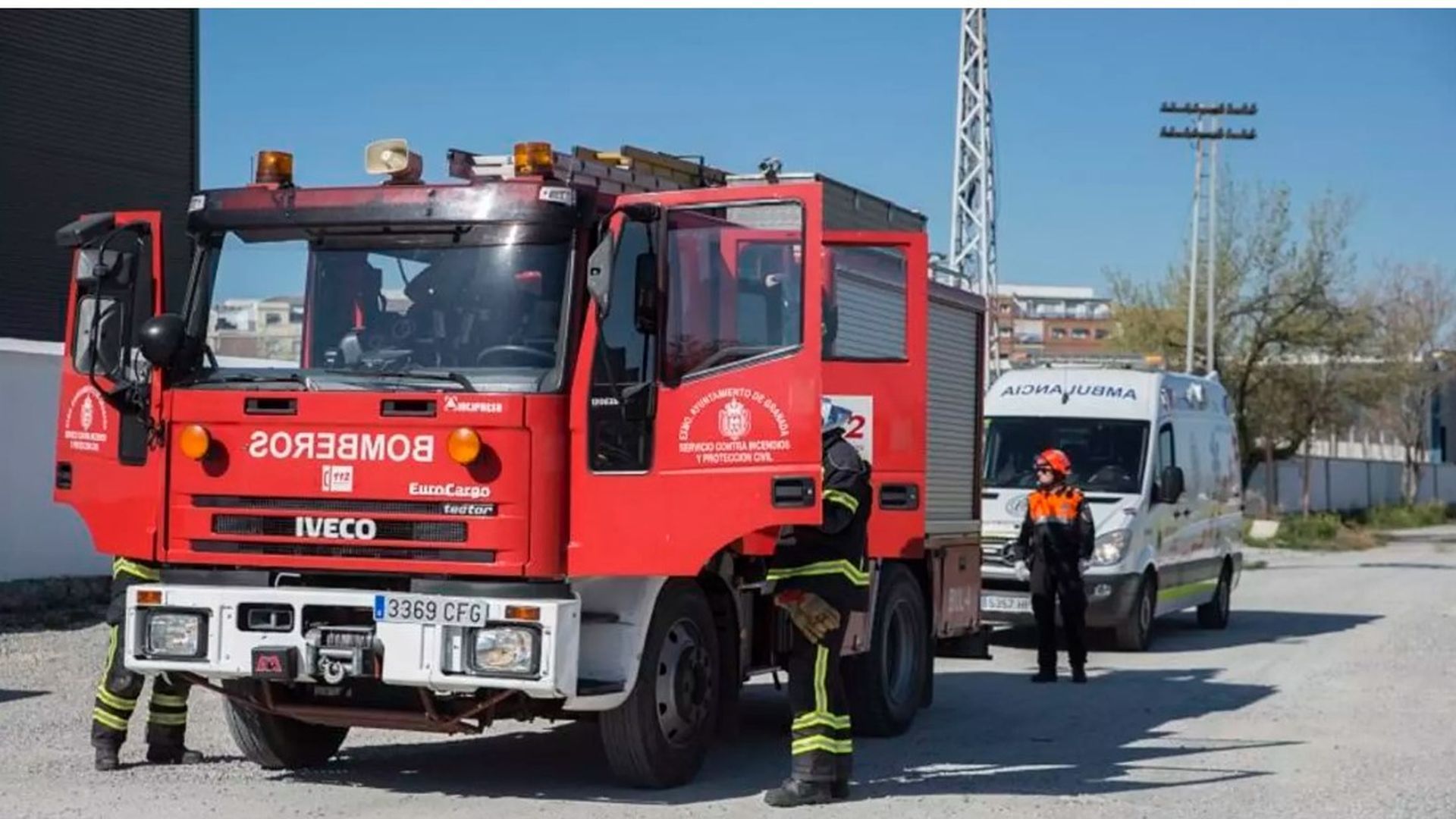 Una mujer de 24 años y dos niños menores hospitalizadas por inhalación de humo en Granada